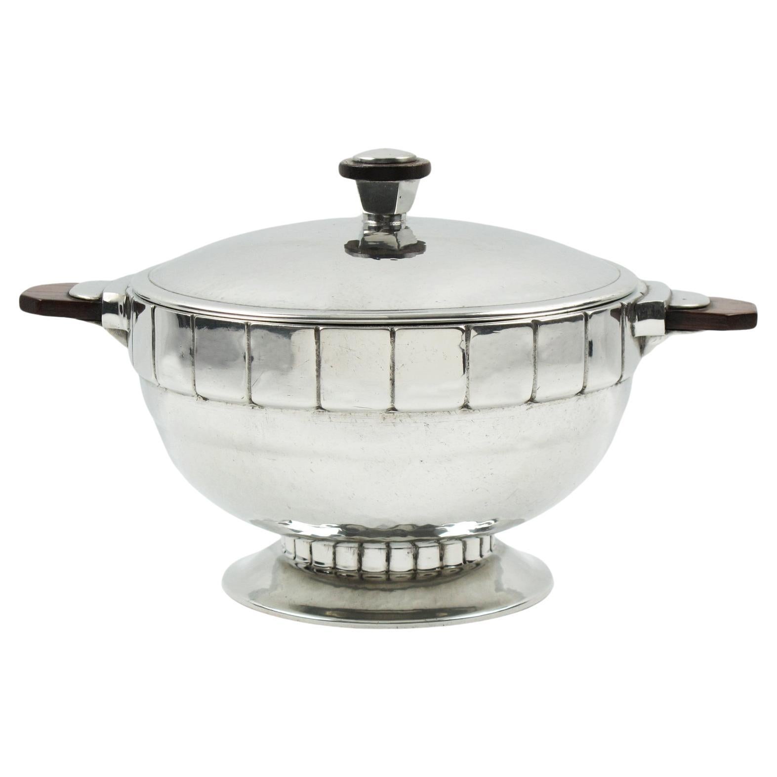 Centrotavola coperto con zuppiera in peltro Art Deco di H. H. Svizzera, circa 1940 in vendita