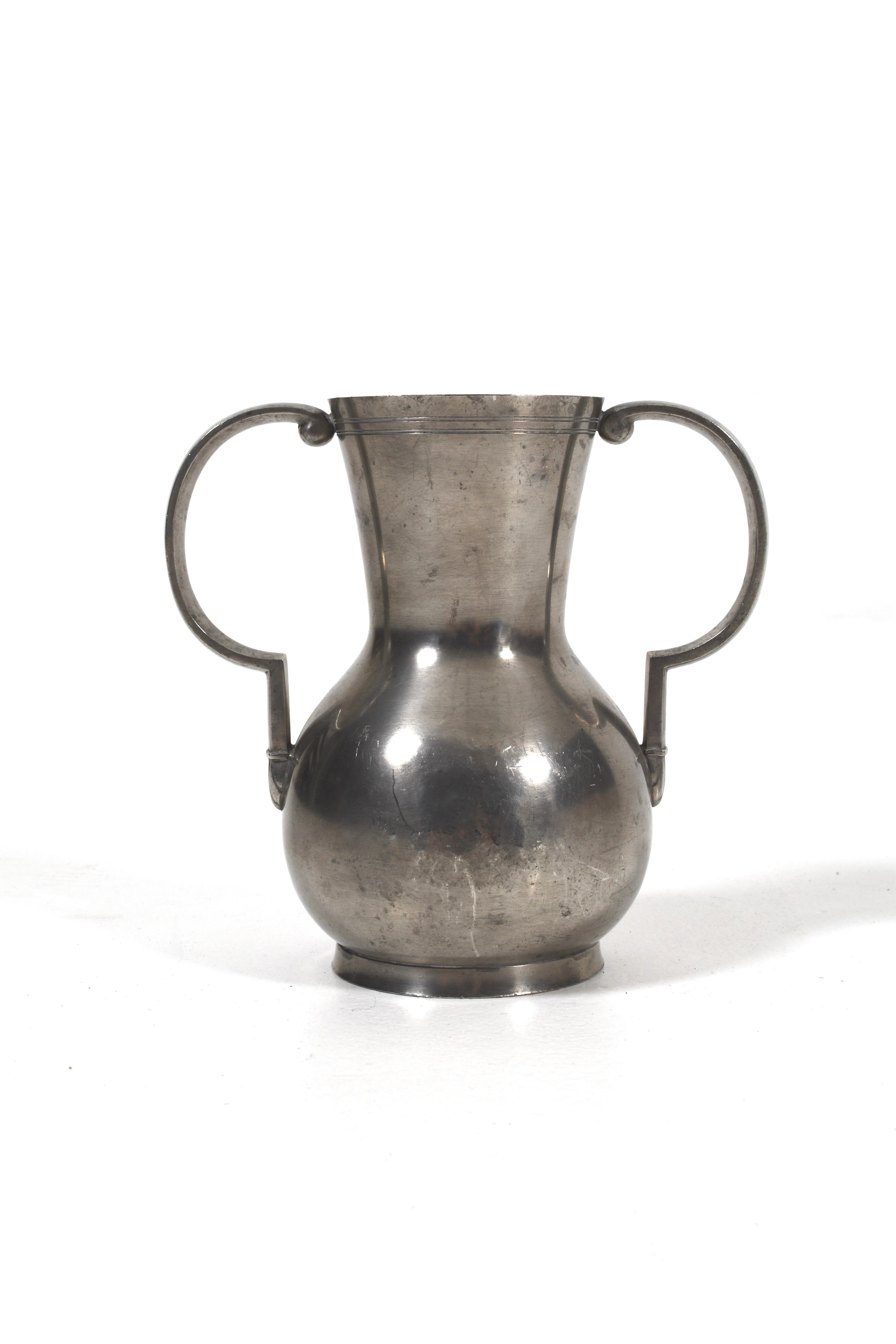 Bellissimo vaso in peltro realizzato da GAB (Guldsmedsaktiebolaget) a Stoccolma nel 1932. Combinando l'eleganza strutturata dell'Art Déco con la sobria raffinatezza del primo Design Scandinavo, questo pezzo presenta ampi spazi, curve morbide e