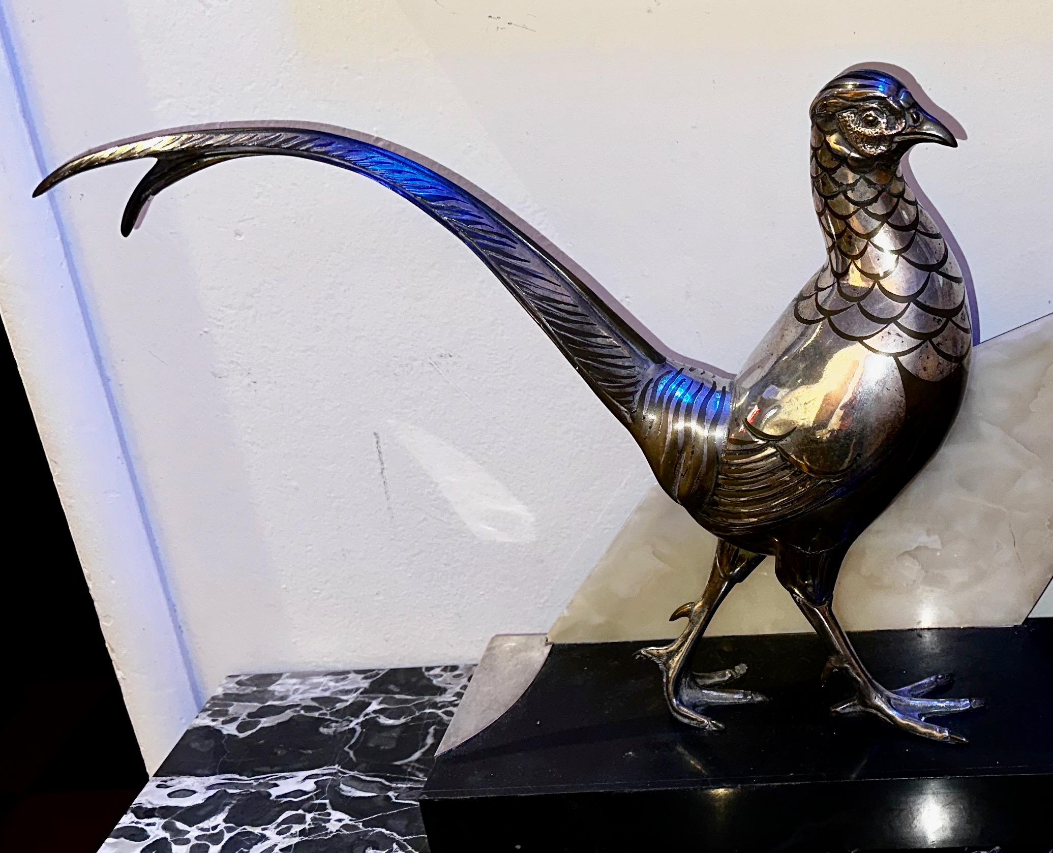 Die Art Deco Birds Statue von Rochard ist eine einzigartige Darstellung von zwei Fasanenvögeln in kontrastierenden Positionen. Beide Figuren sind auf einem schönen Sockel montiert, der in drei Farben, Marmor, Quarz und silbernem Metall, gefertigt