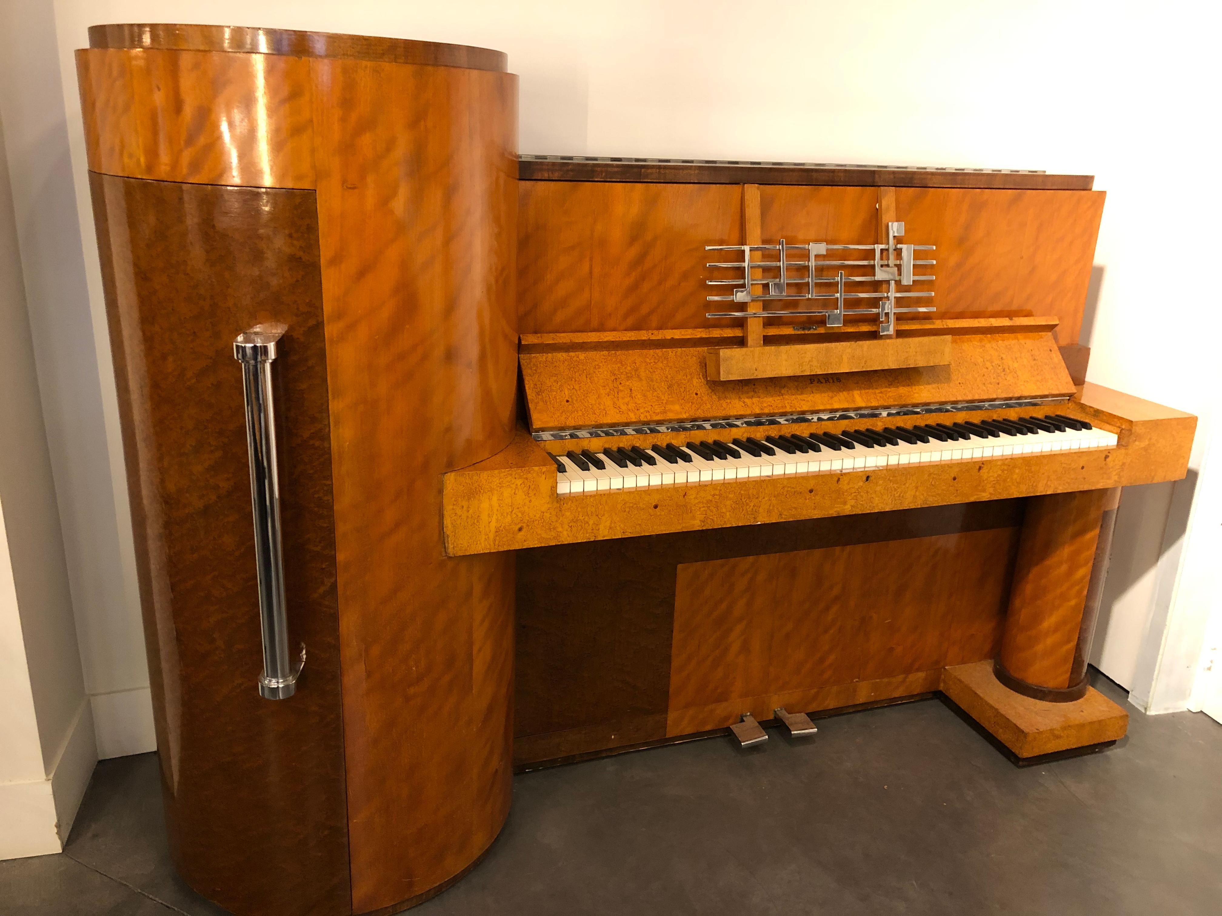 Extraordinary Art Deco piano made by Gaveau in the twenties probably by French designer Leon Emile Bouchet.
A circular bar mixed with a piano in a remarkable Art Deco modernist ensemble.
For the partitions there is a small light just behind the