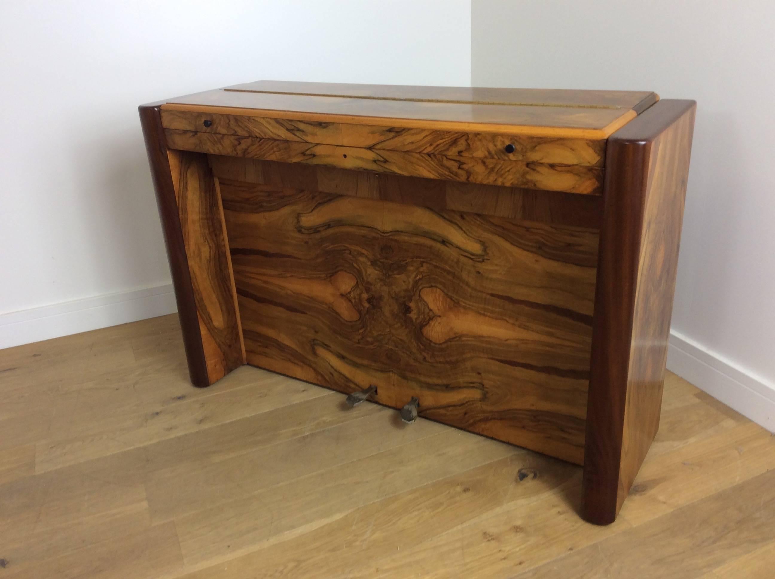 Art Deco piano, pianette, minipiano by Eavestaff.
Art Deco upright piano in a stunning figured walnut.
Measures: 84 cm H, 129.5 cm W, 40.5 cm D.
British, circa 1930.