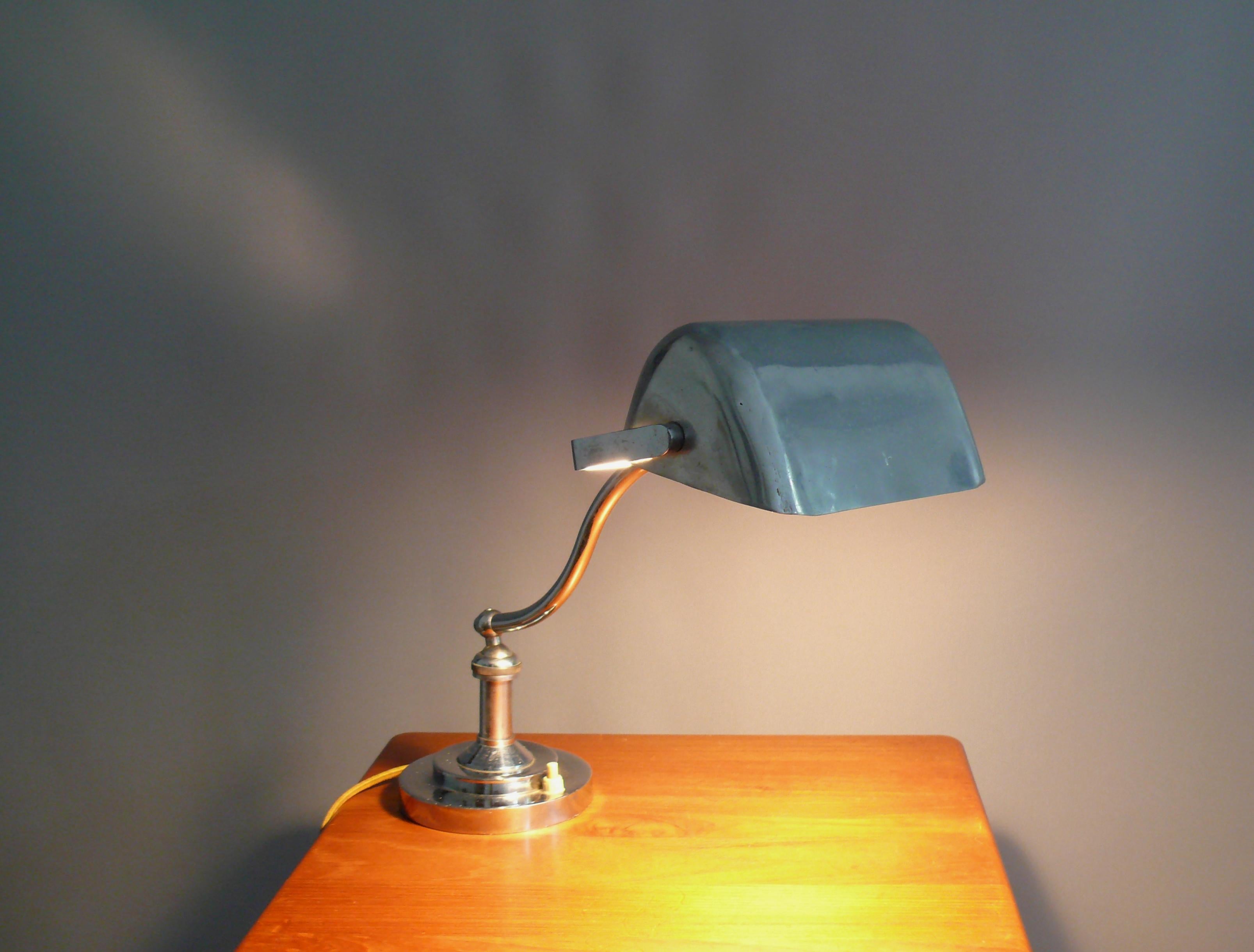 Lampada da tavolo/pianoforte Art Deco degli anni '20 - '40, cromata, paralume in metallo leggero. Grazie al suo design, la lampada può essere utilizzata sia come lampada da tavolo che come lampada da pianoforte. A mio parere, la lampada è ancora