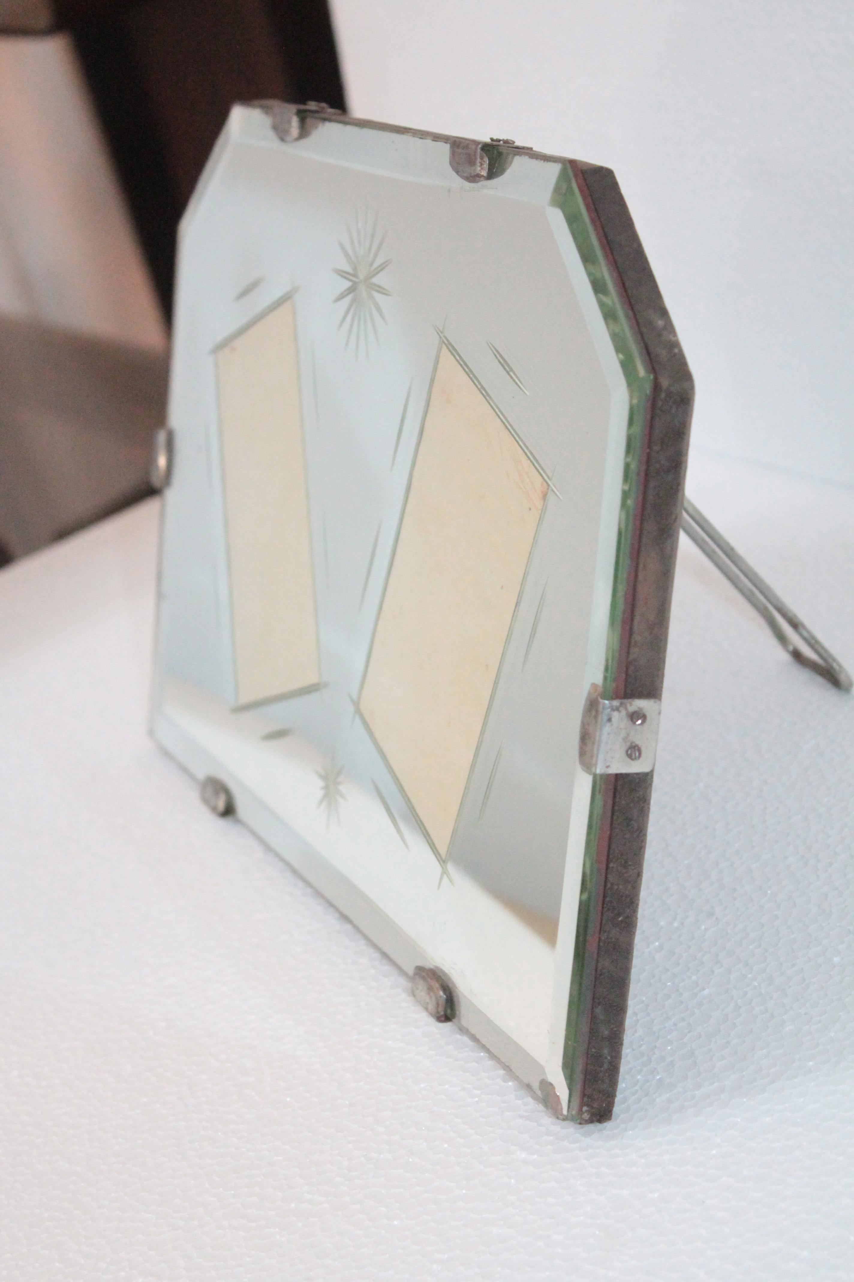 Beautiful 1940s photo frame, in mirror-etched glass, typical of Pietro Chiesa's work for Fontana Arte.

Condition: Vintage condition with normal signs of use and age.