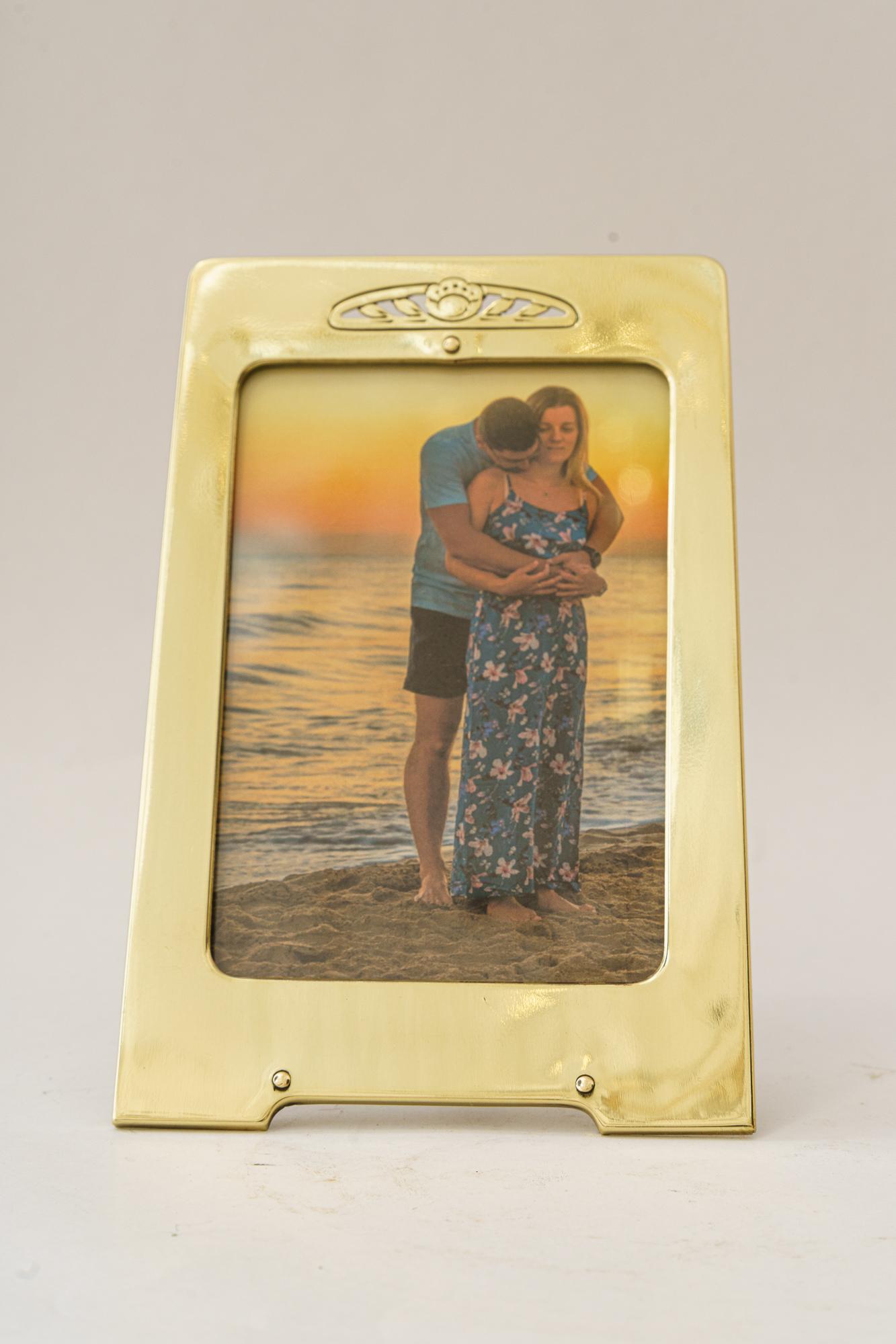 Art Deco picture Frame vienna around 1920s
Picture size that fitts: H: 16,5cm W: 11cm
Brass polished and stove enameled
Glass 