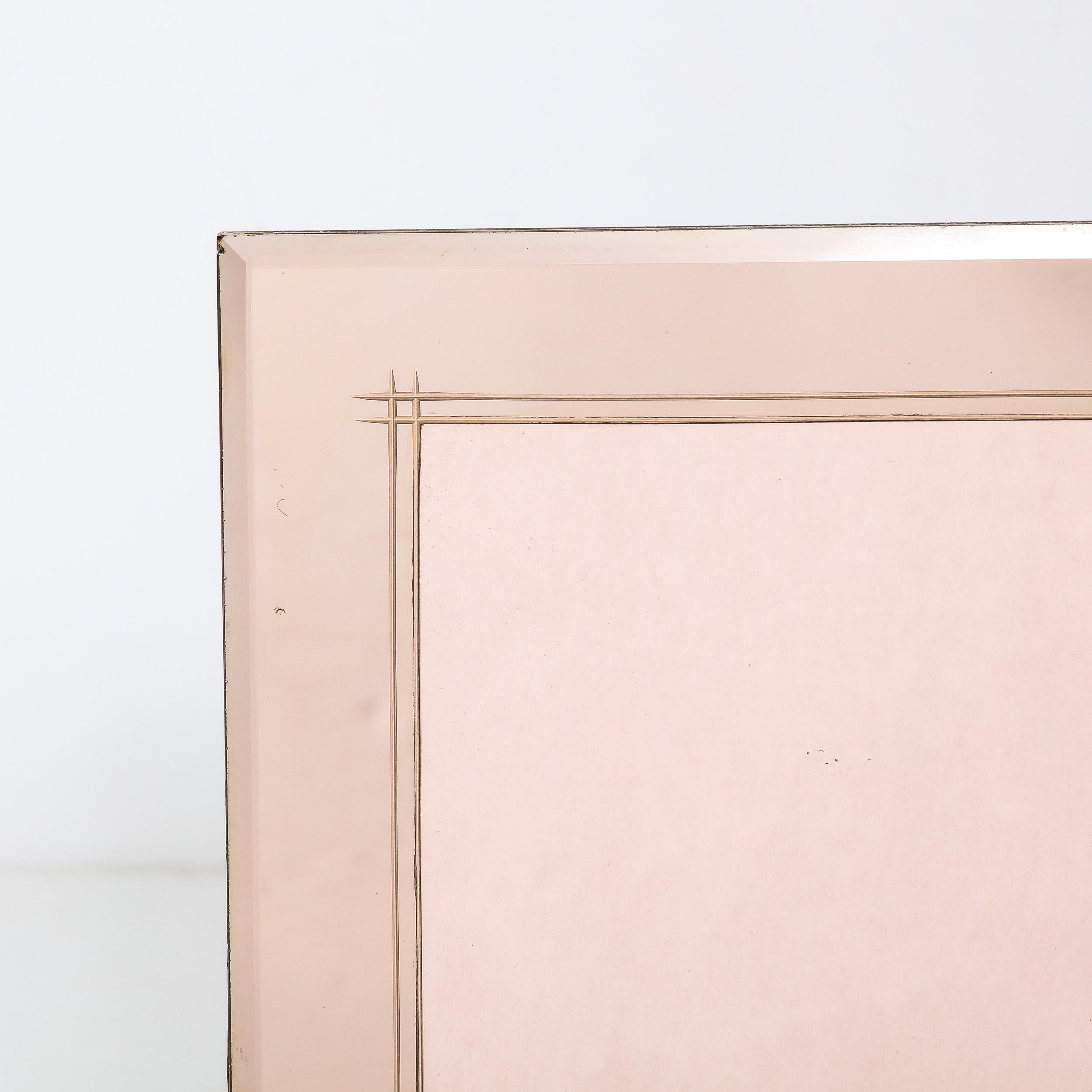 Marco Art Decó con detalles grabados al dorso en cristal rosa ahumado Estadounidense en venta