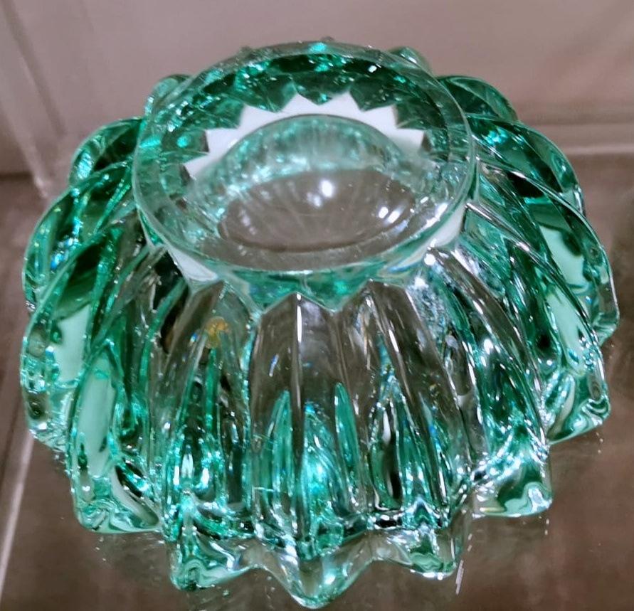 Grüne Schale aus geformtem Glas im Art déco-Stil von Pierre D'Avesn  im Angebot 3