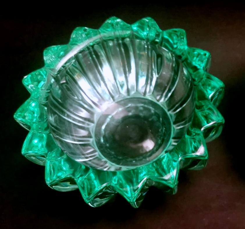 Grüne Schale aus geformtem Glas im Art déco-Stil von Pierre D'Avesn  im Angebot 9