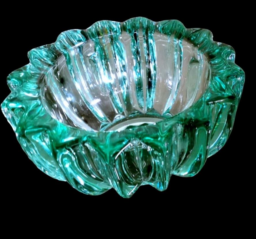We kindly suggest that you read the entire description, as with it we try to give you detailed technical and historical information to guarantee the authenticity of our objects.
Original and iconic molded glass bowl; its shape is simple and bold,