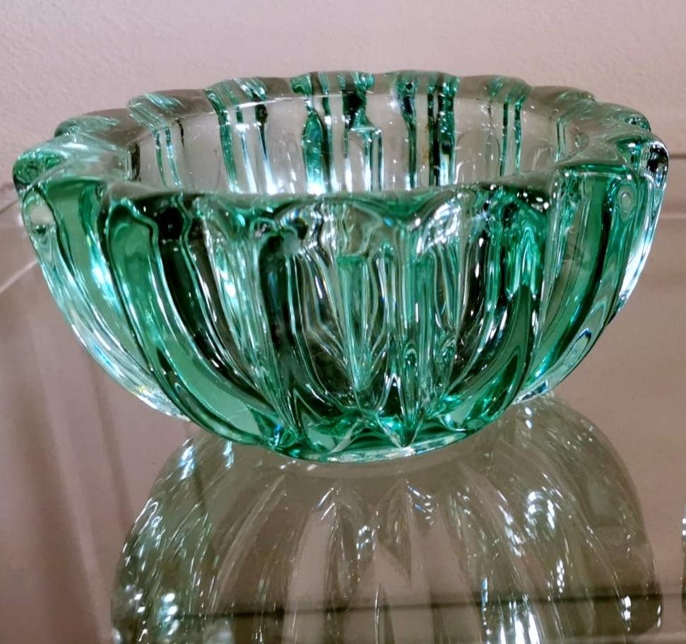 Grüne Schale aus geformtem Glas im Art déco-Stil von Pierre D'Avesn  (Französisch) im Angebot