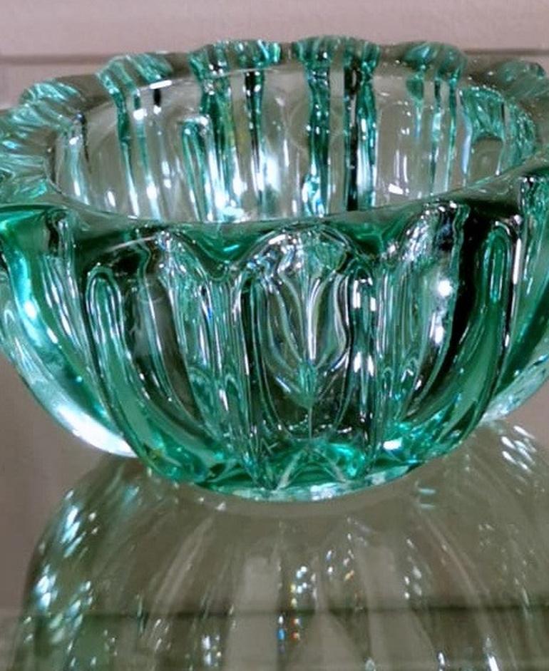 Français Bol en verre moulé vert Art Déco Pierre D'Avesn  en vente