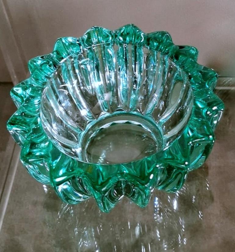 Grüne Schale aus geformtem Glas im Art déco-Stil von Pierre D'Avesn  (20. Jahrhundert) im Angebot