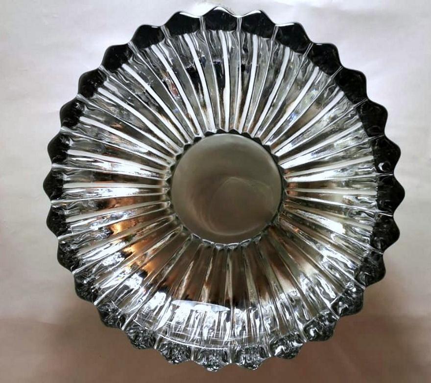 Original and iconic molded glass bowl; its shape is simple and decisive, skillfully proportioned, the result of an intelligent aesthetic reflection; the bowl, in Art Deco style, was produced in France between 1930 and 1935 by Pierre D'Avesn, an