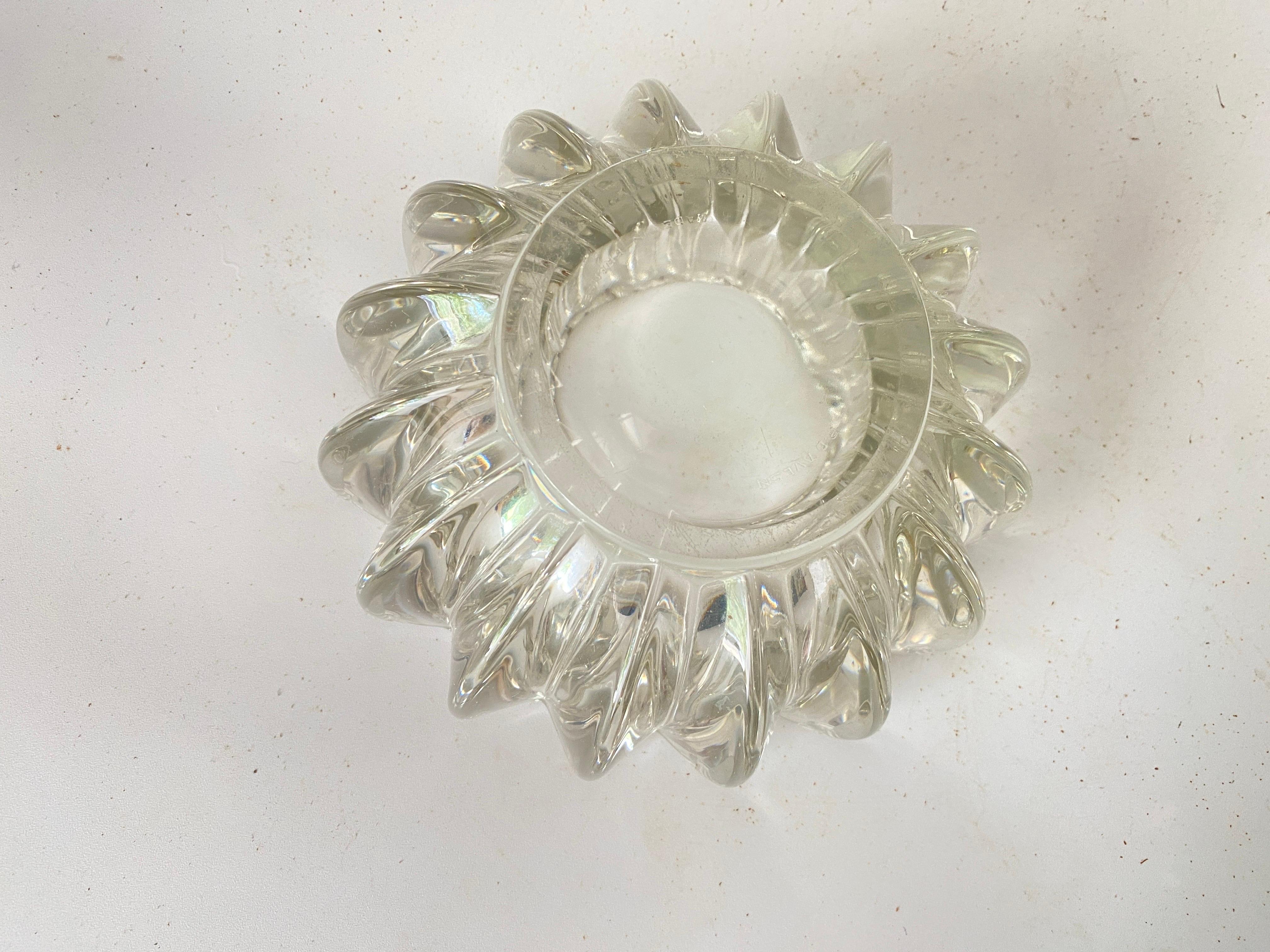 Ce vide poche ou cendrier est en verre. Cela a été fait vers 1940, en France.
Transparent Couleur.
Coupe originale et iconique en verre moulé ; sa forme est simple et décisive, savamment proportionnée, résultat d'une réflexion esthétique