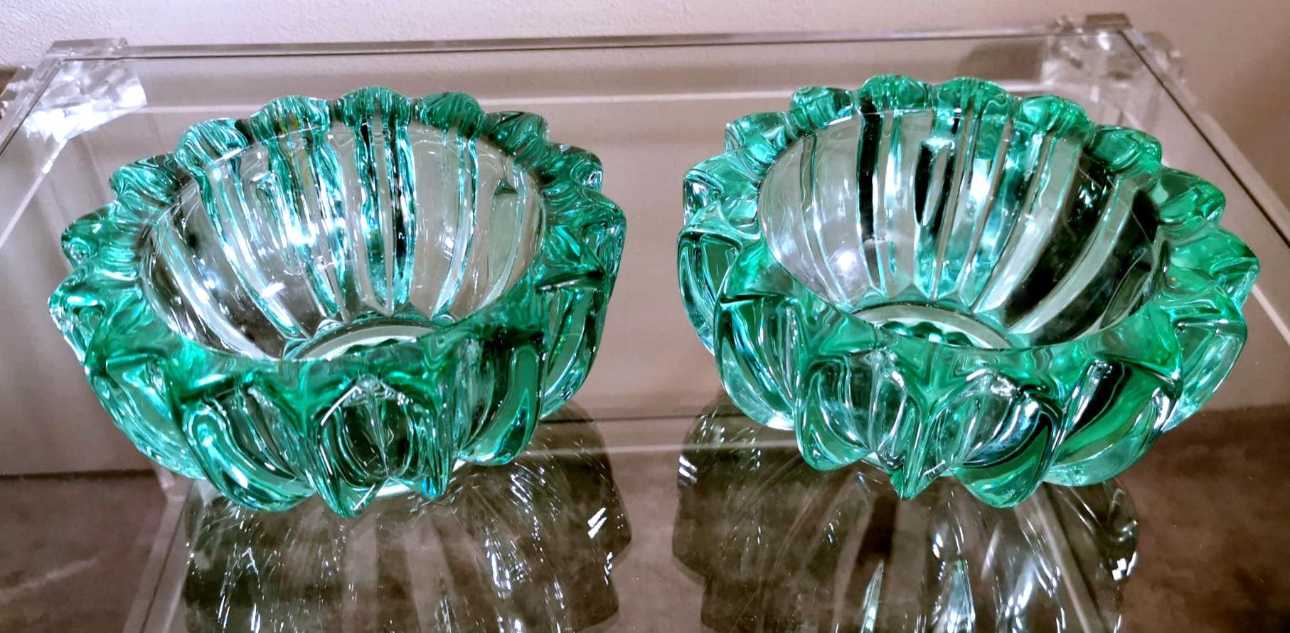 We kindly suggest you read the whole description, because with it we try to give you detailed technical and historical information to guarantee the authenticity of our objects.
Original and iconic pair of molded glass bowls; their shape is simple