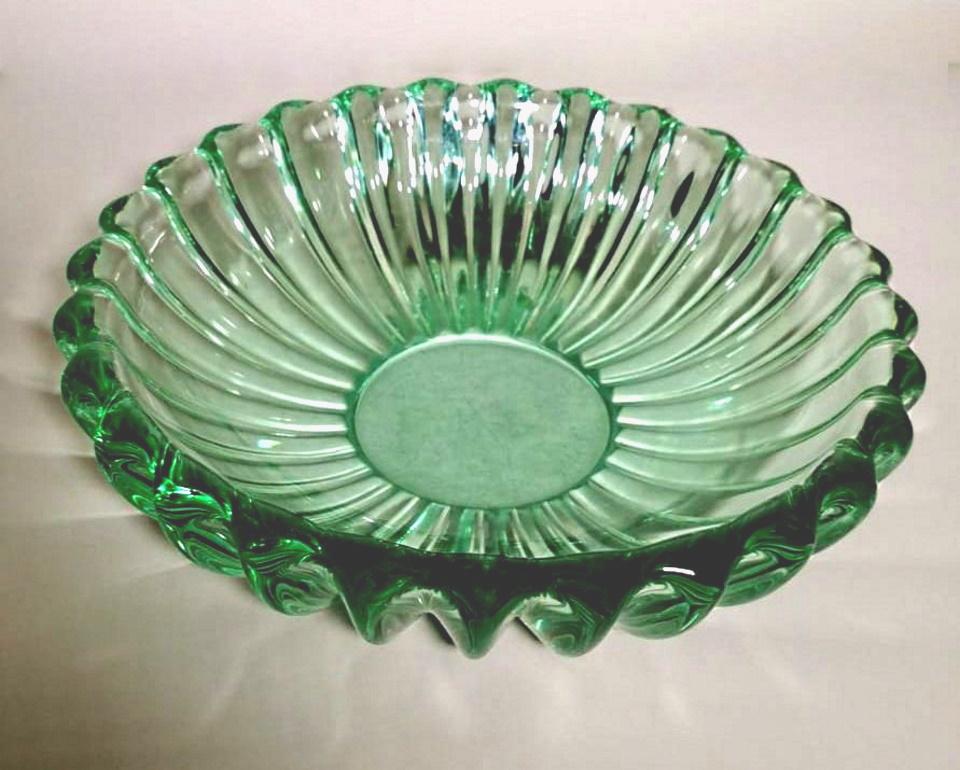 We kindly suggest you read the whole description, because with it we try to give you detailed technical and historical information to guarantee the authenticity of our objects.
Original and iconic Art Deco style bowl made of green molded glass; its