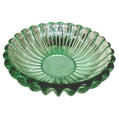 Französische Schale aus grünem geformtem Glas im Art déco-Stil von Pierre D'Avesn