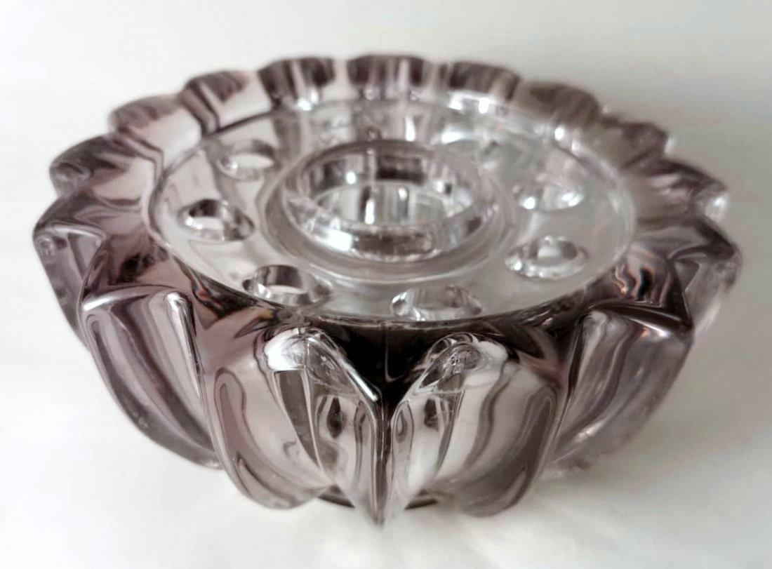 We kindly suggest that you read the entire description, as with it we try to give you detailed technical and historical information to guarantee the authenticity of our objects.
Original and iconic molded glass flower bowl; the round, pierced glass