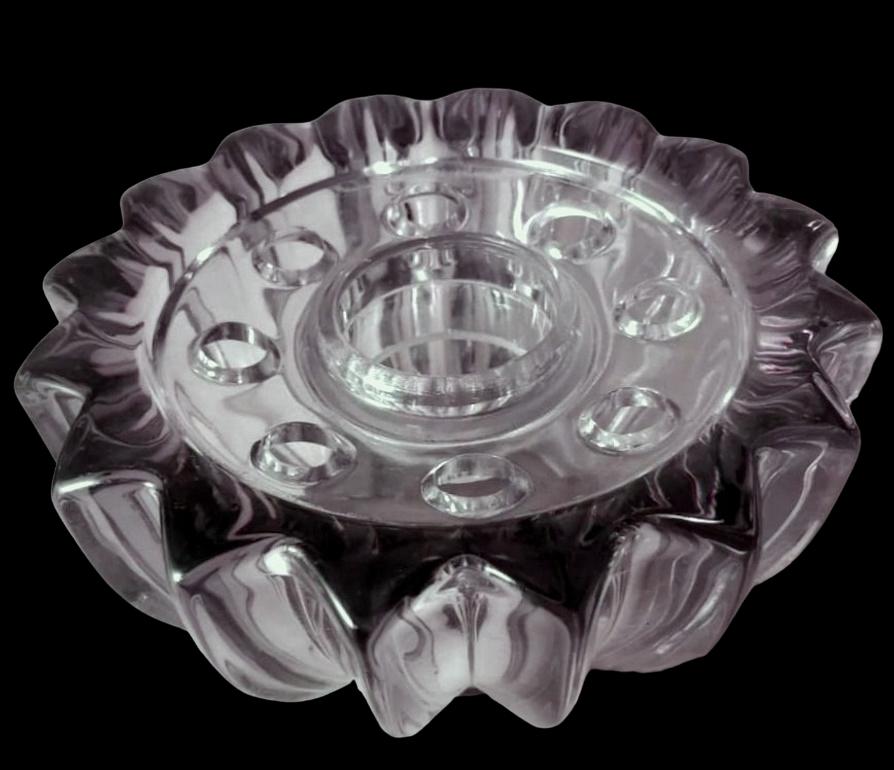 Art Deco Pierre D'Avesn Violet Molded Glass Flower Bowl  In Good Condition For Sale In Prato, Tuscany