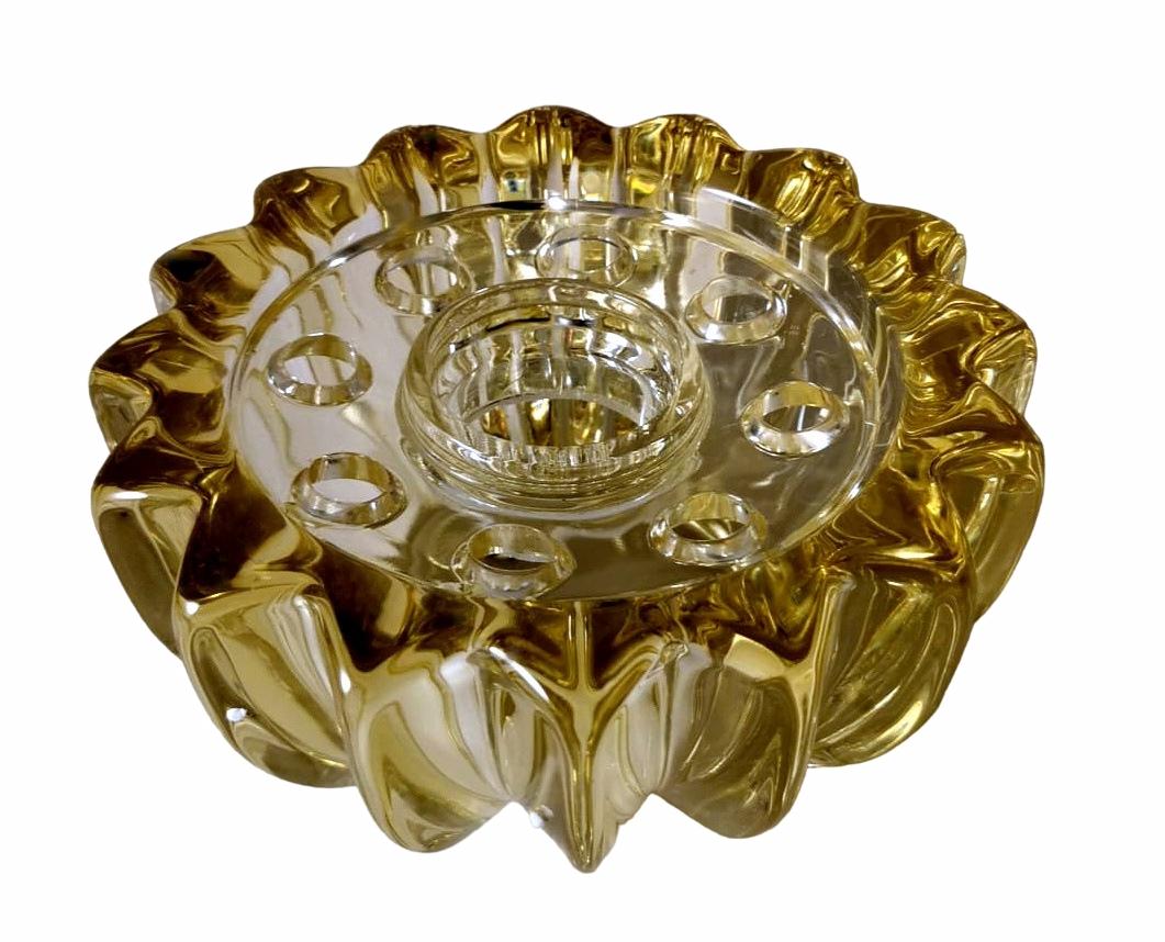 We kindly suggest that you read the entire description, as with it we try to give you detailed technical and historical information to ensure the authenticity of our objects.
Original and iconic molded glass flower bowl; the round, pierced glass for