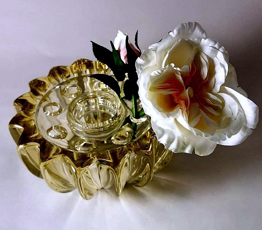 Cuenco Floral de Vidrio Moldeado Amarillo Art Decó Pierre D'Avesn.  en venta 15