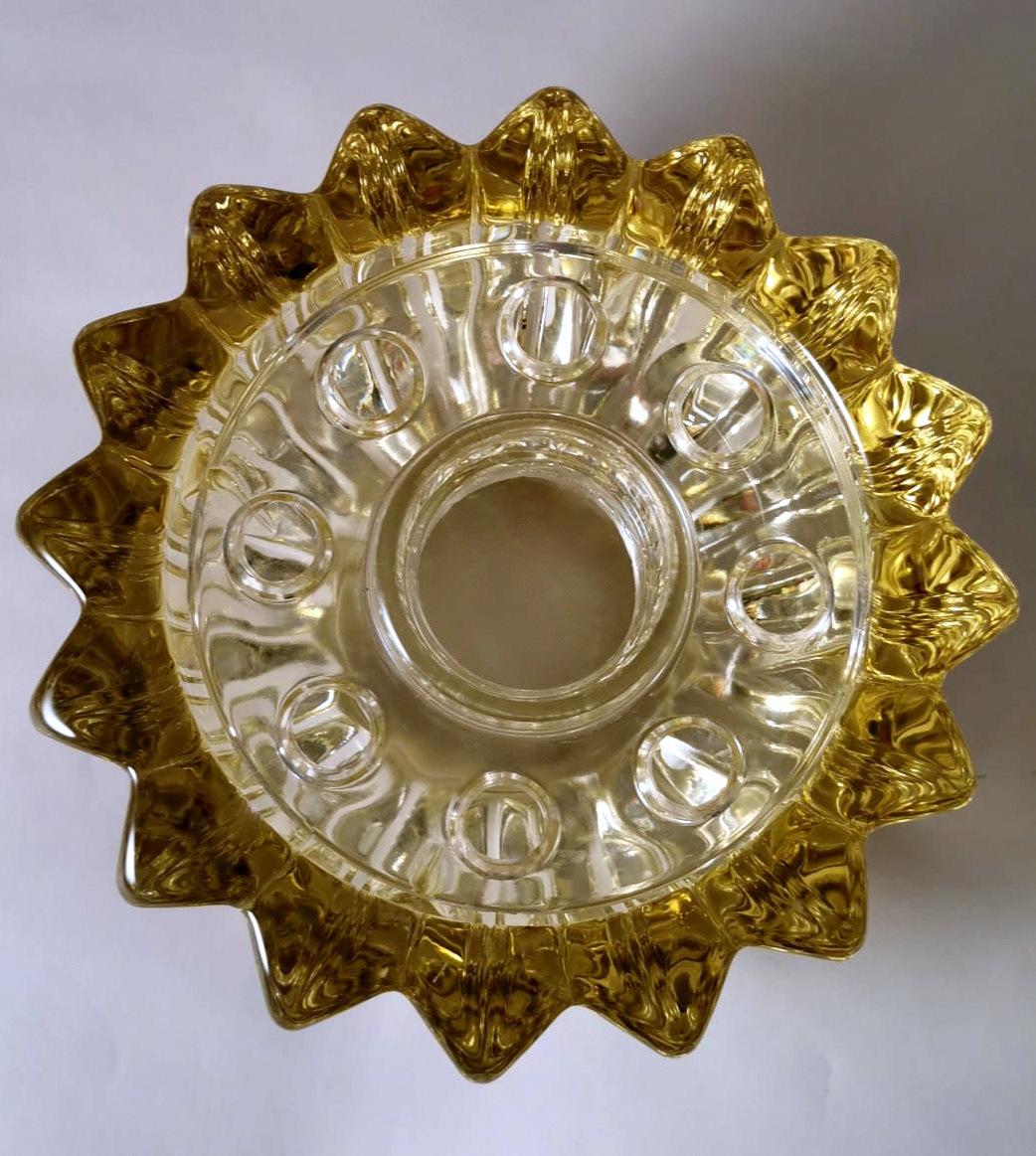 Cuenco Floral de Vidrio Moldeado Amarillo Art Decó Pierre D'Avesn.  siglo XX en venta