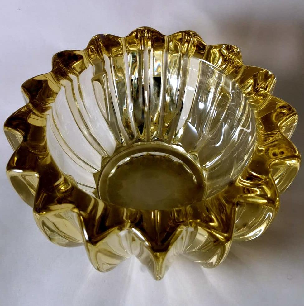 Cuenco Floral de Vidrio Moldeado Amarillo Art Decó Pierre D'Avesn.  en venta 3