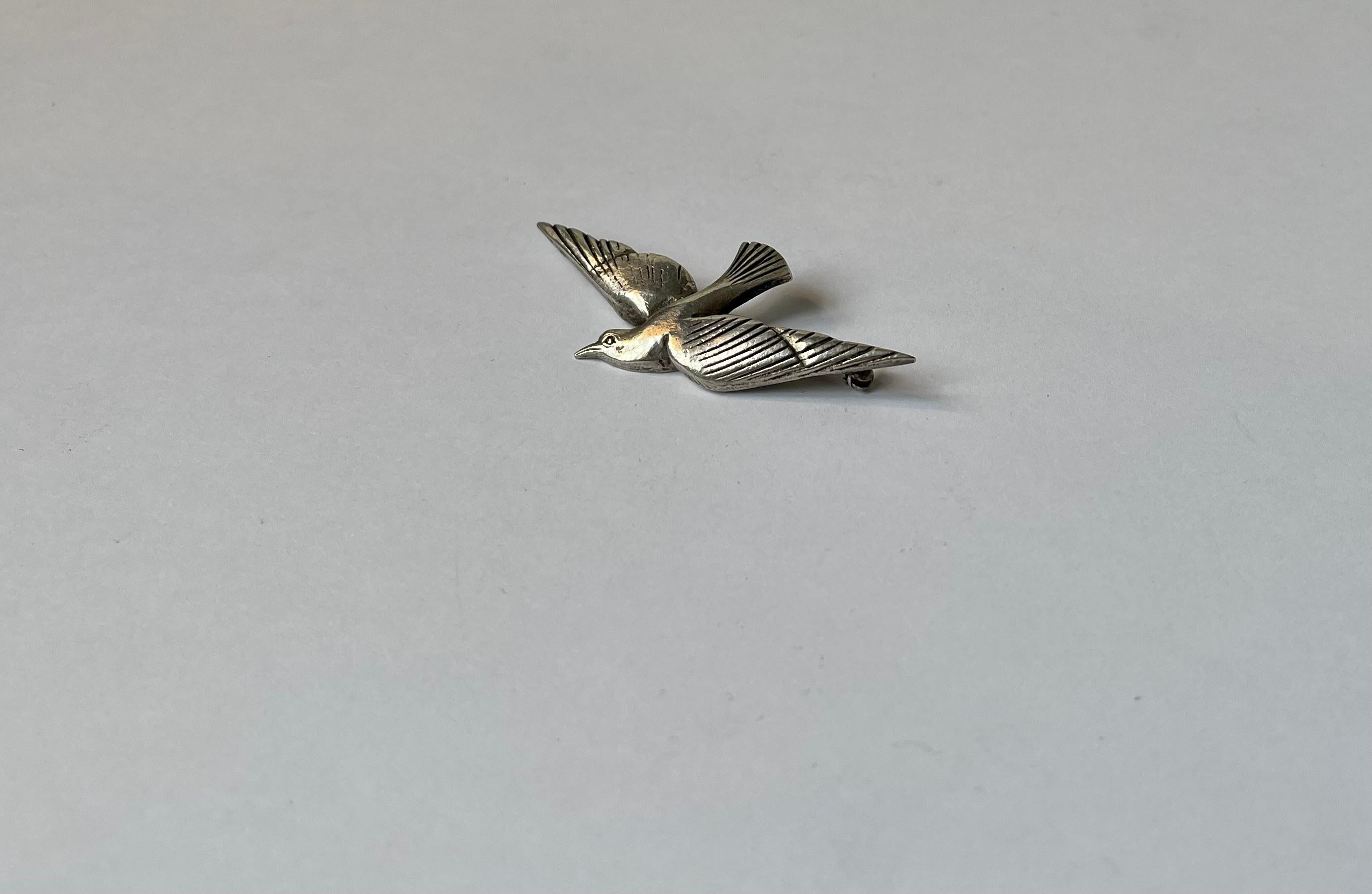 Art Deco Pin Brooch Dove in Sterling Silver In Good Condition For Sale In Esbjerg, DK