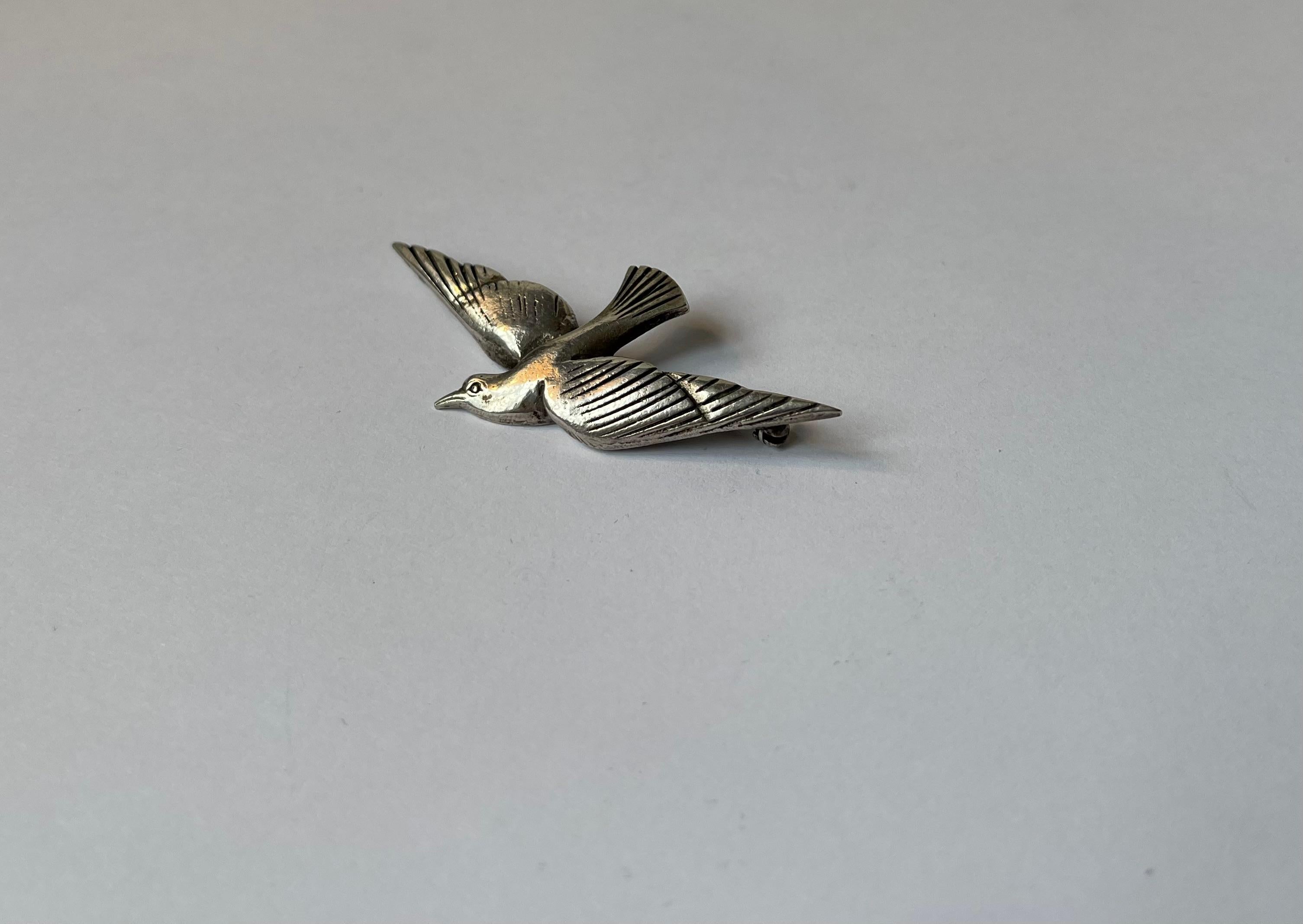 Mid-20th Century Art Deco Pin Brooch Dove in Sterling Silver For Sale