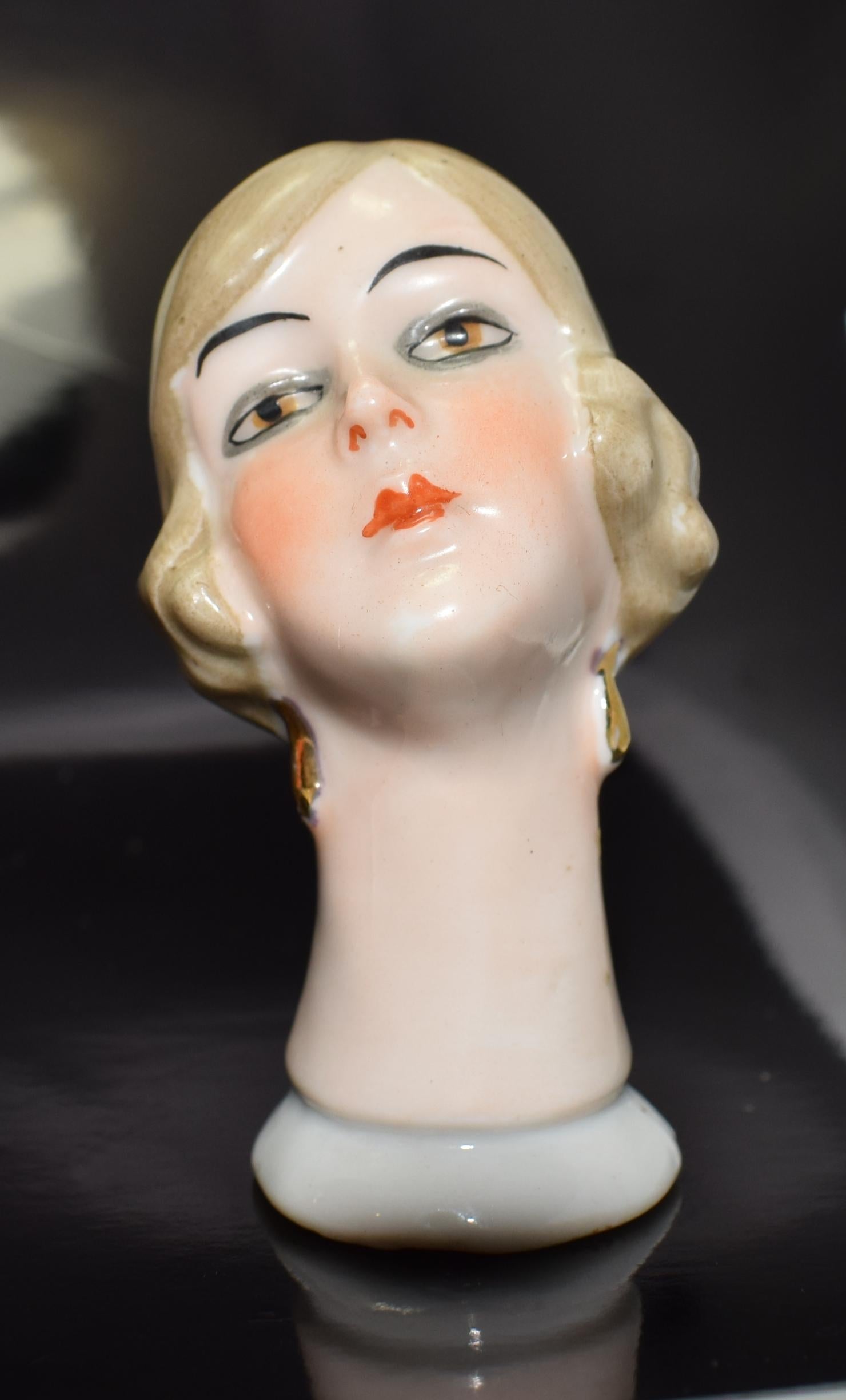 Art Deco Kissenpuppe mit Nadelschliff von Fasold & Stuach (Deutsch) im Angebot