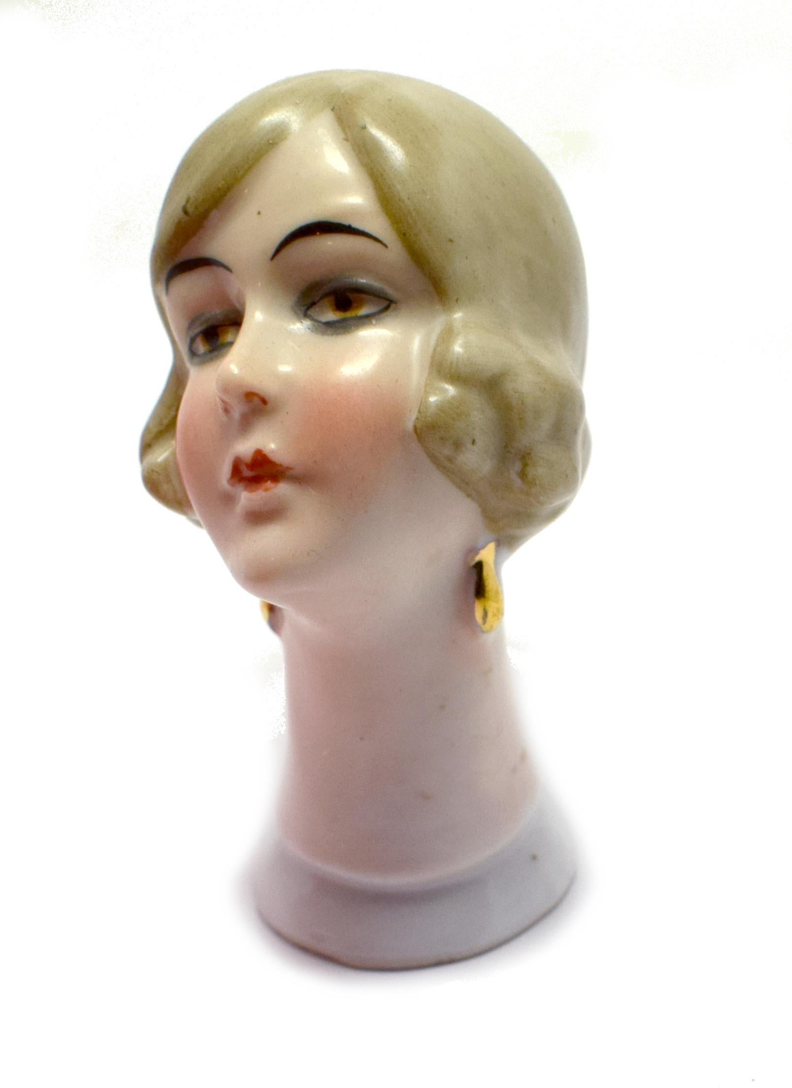 Art Deco Kissenpuppe mit Nadelschliff von Fasold & Stuach (Keramik) im Angebot