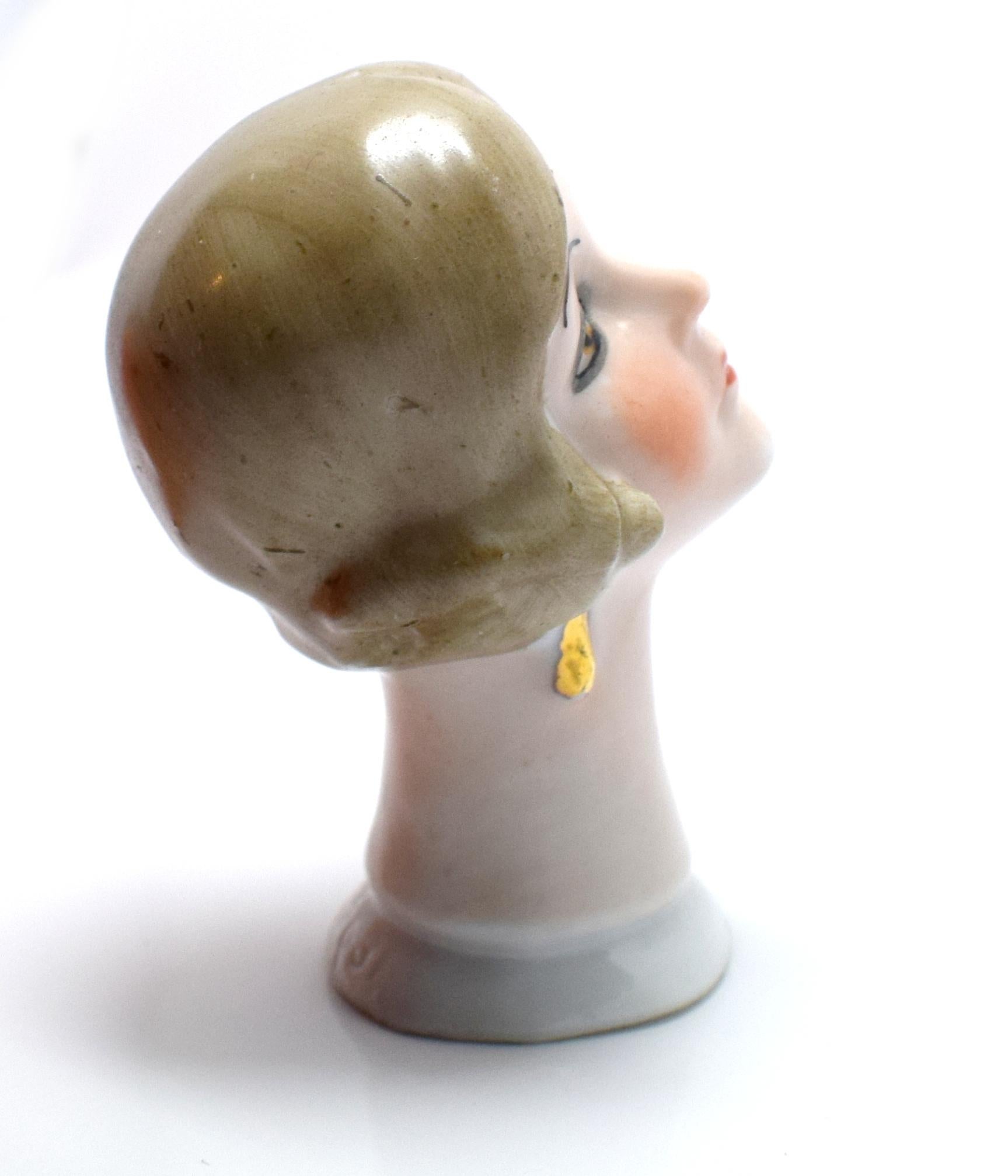 Art Deco Kissenpuppe mit Nadelschliff von Fasold & Stuach im Angebot 1