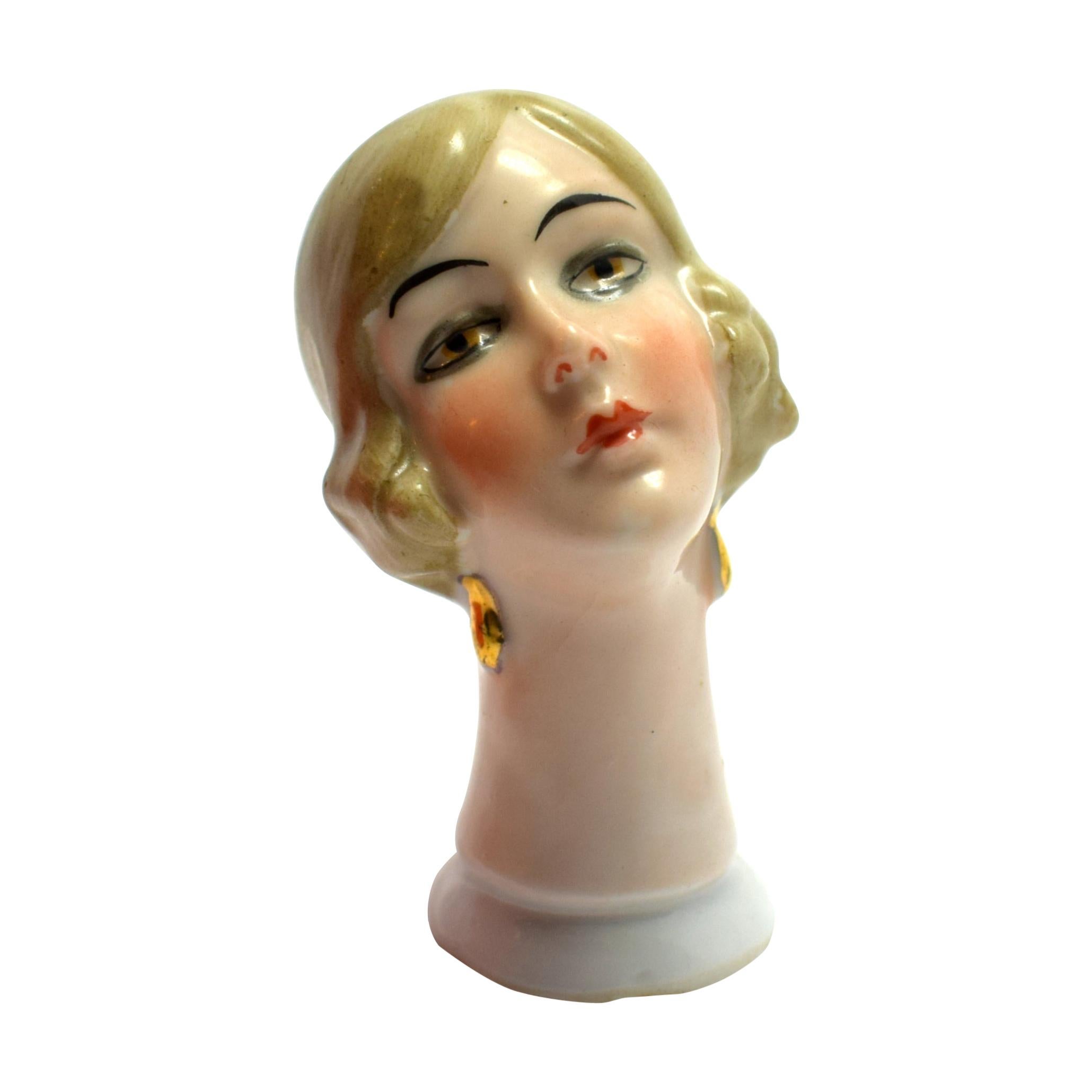 Art Deco Kissenpuppe mit Nadelschliff von Fasold & Stuach