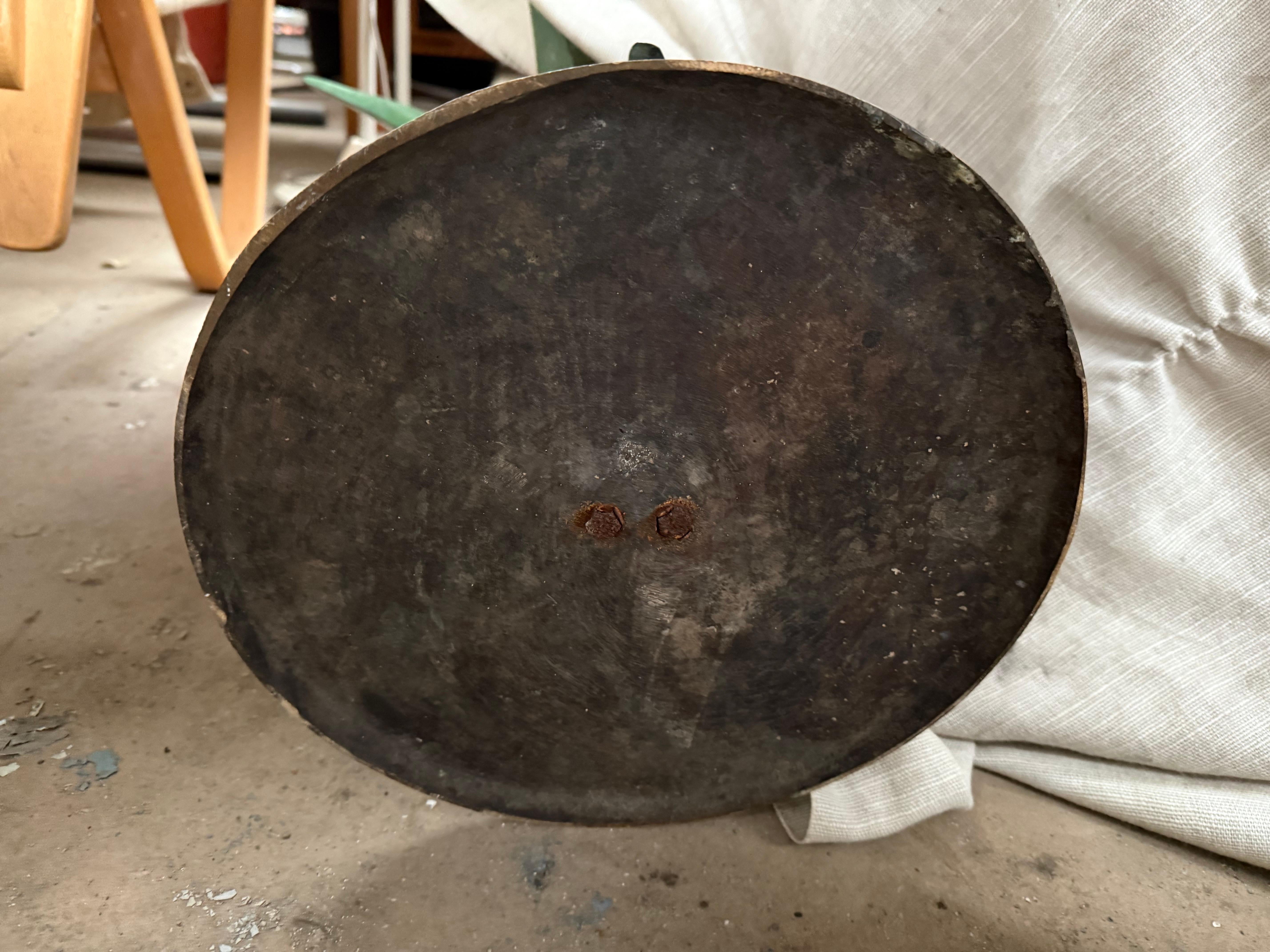 Mesa francesa Art decó Piña de latón y hierro de los años 70 Hierro en venta