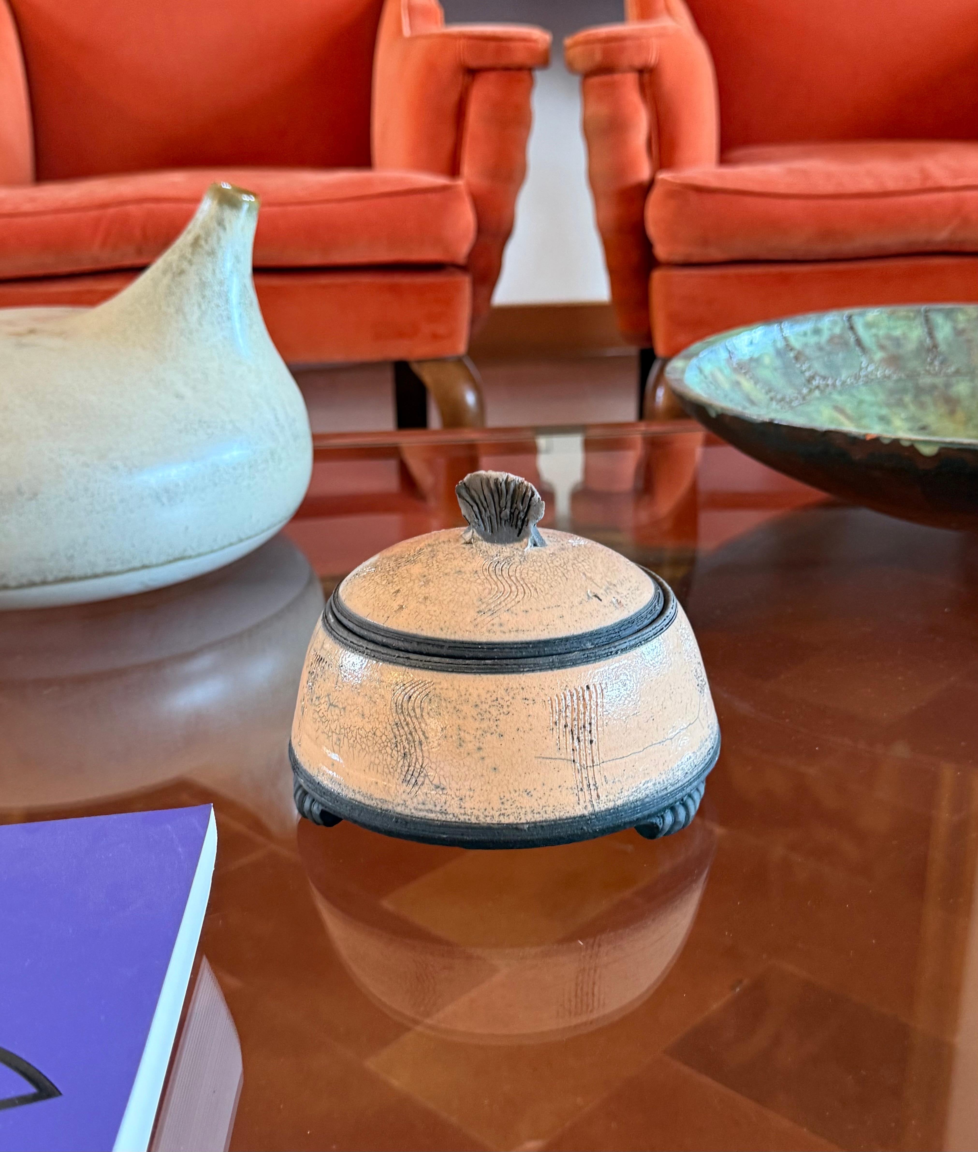 Art Deco pink ceramic box / sugar bowl, France 1940s en Excelente estado para la venta en Firenze, IT