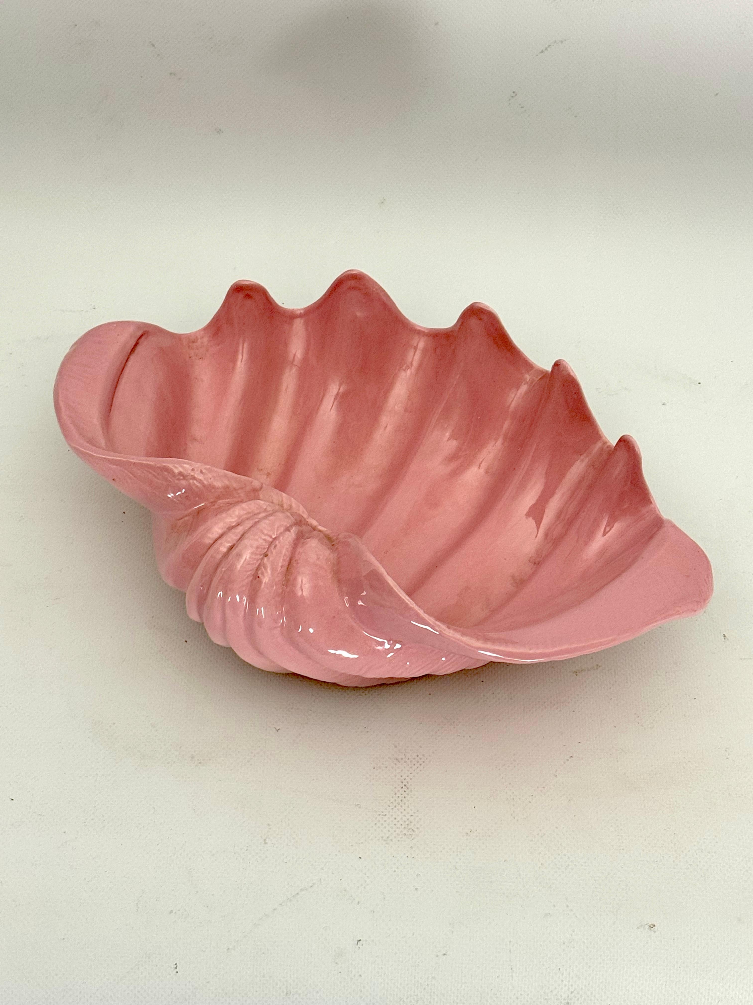 Very good vintage condition with normal trace of age and use for this shell bowl in pink ceramic. Produced in Italy during the 30s.
