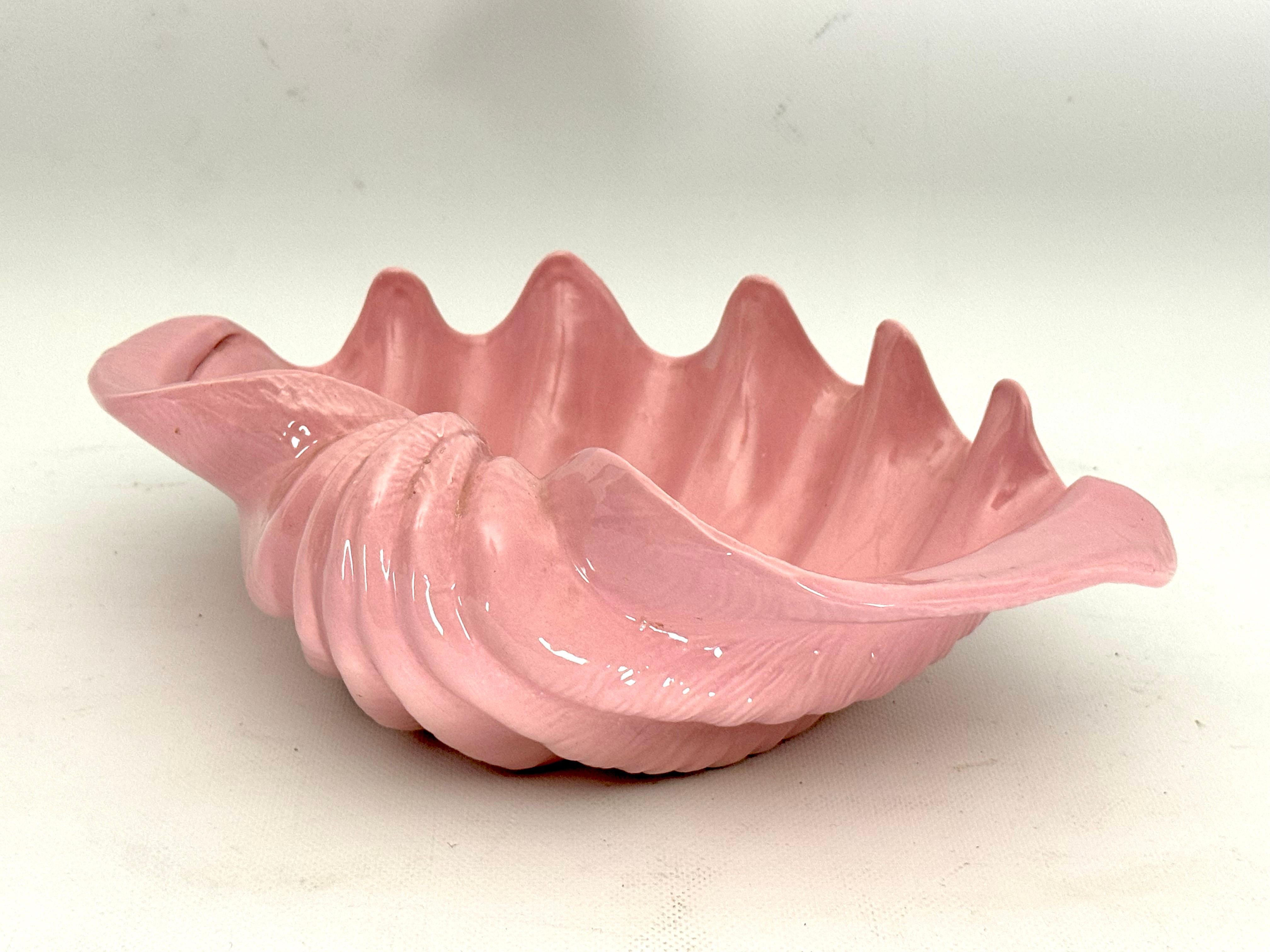 Italian Art Deco pink ceramic shell bowl. Italy 1930s For Sale