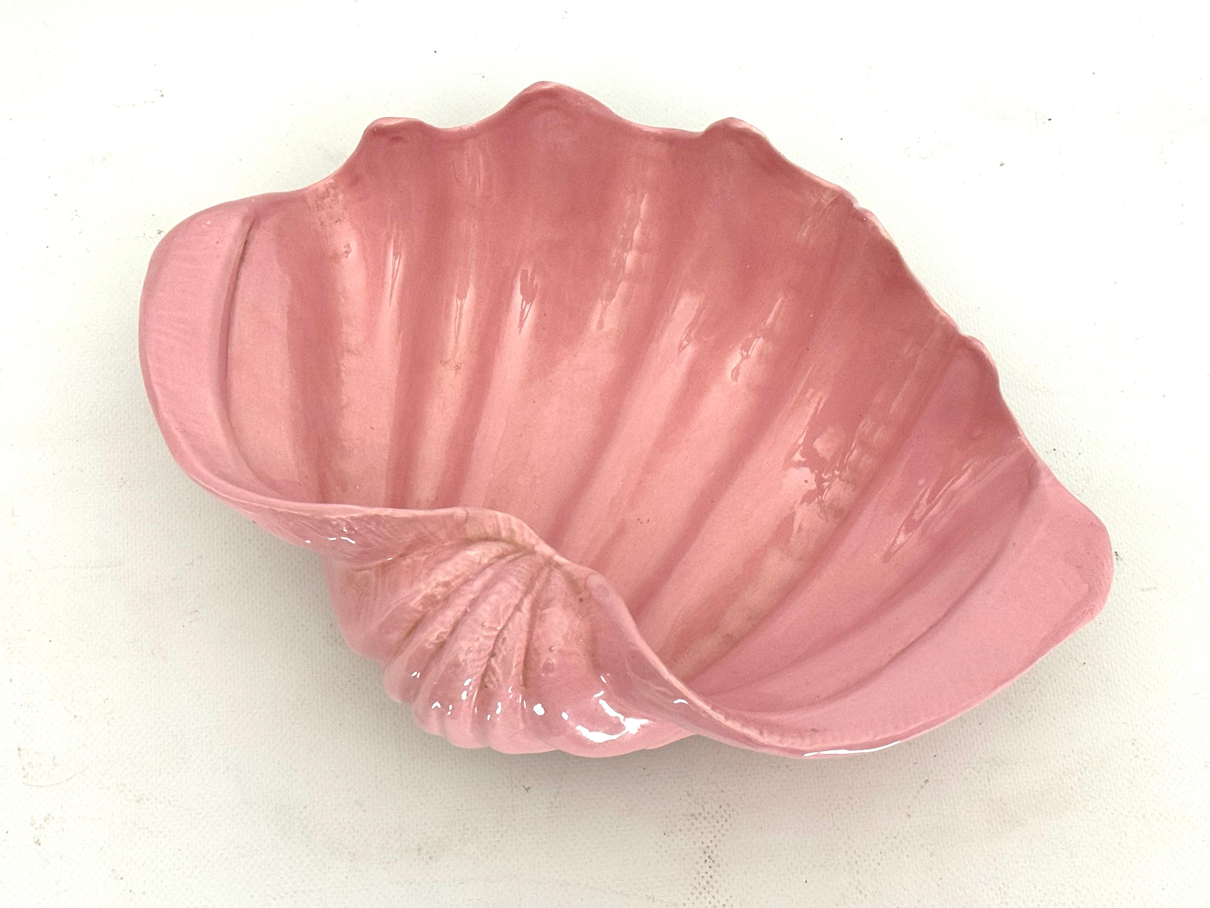 Art Deco pink ceramic shell bowl. Italy 1930s In Good Condition For Sale In Catania, CT