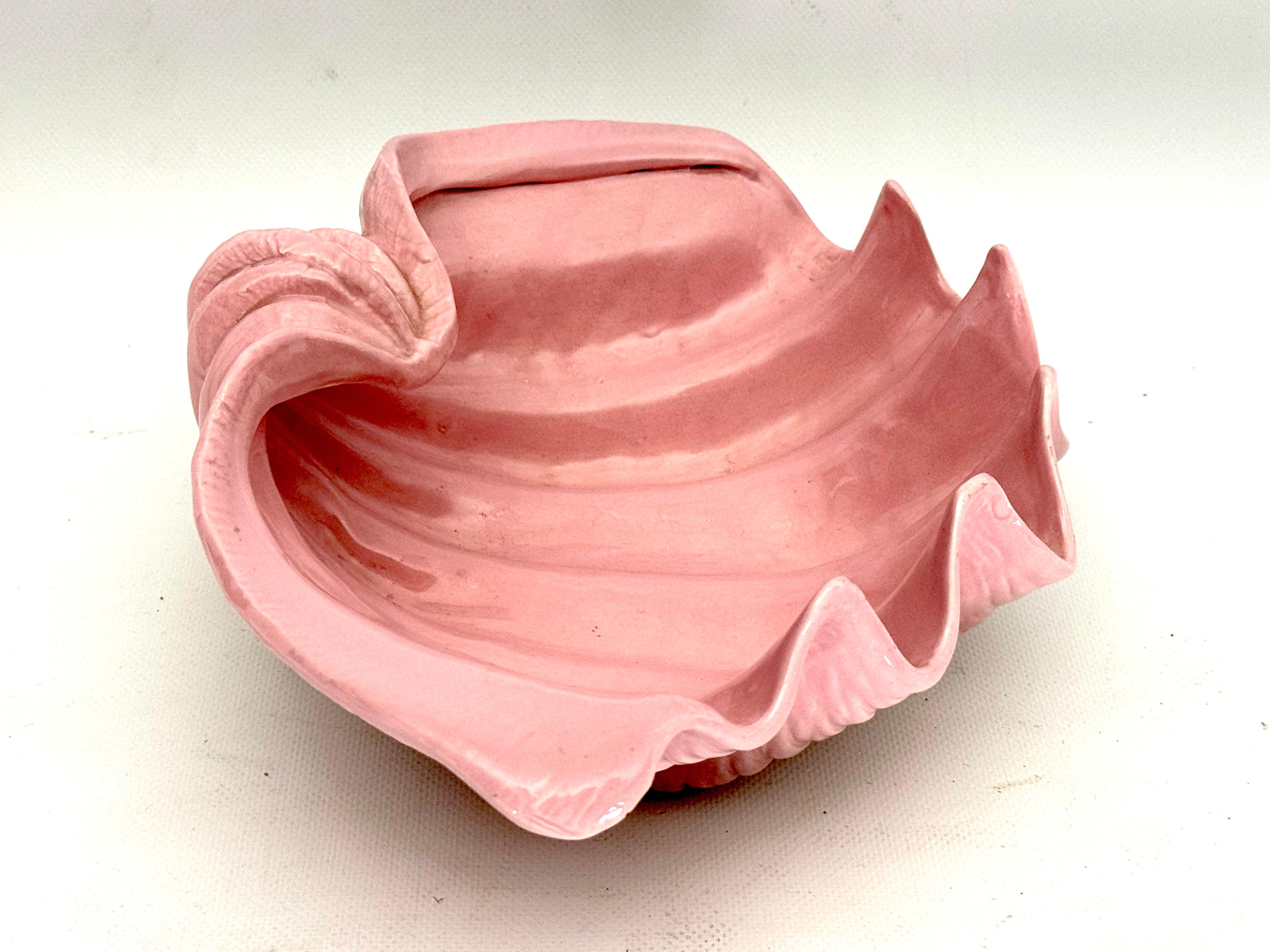 Ceramic Art Deco pink ceramic shell bowl. Italy 1930s For Sale