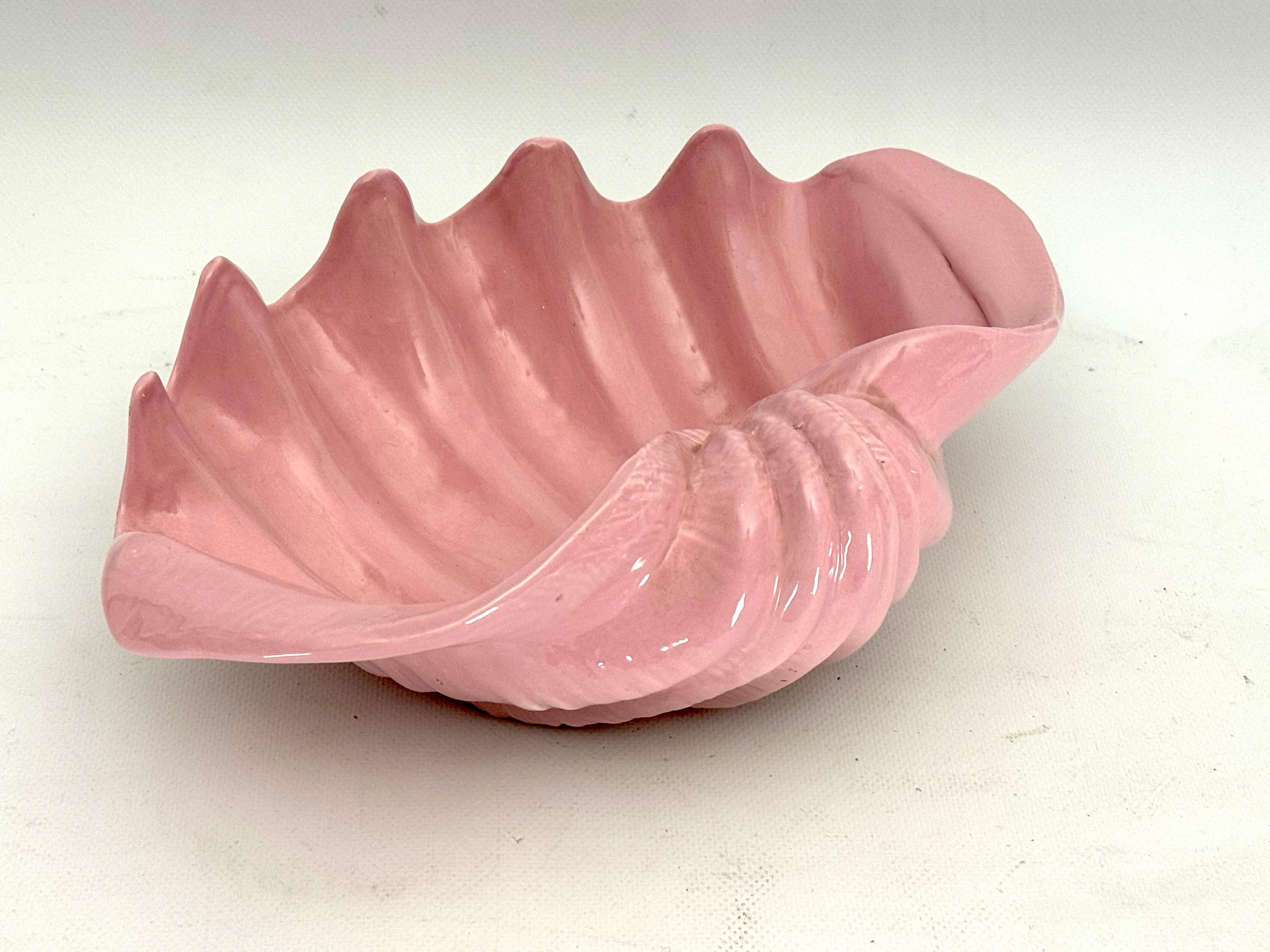 Art Deco pink ceramic shell bowl. Italy 1930s For Sale 1