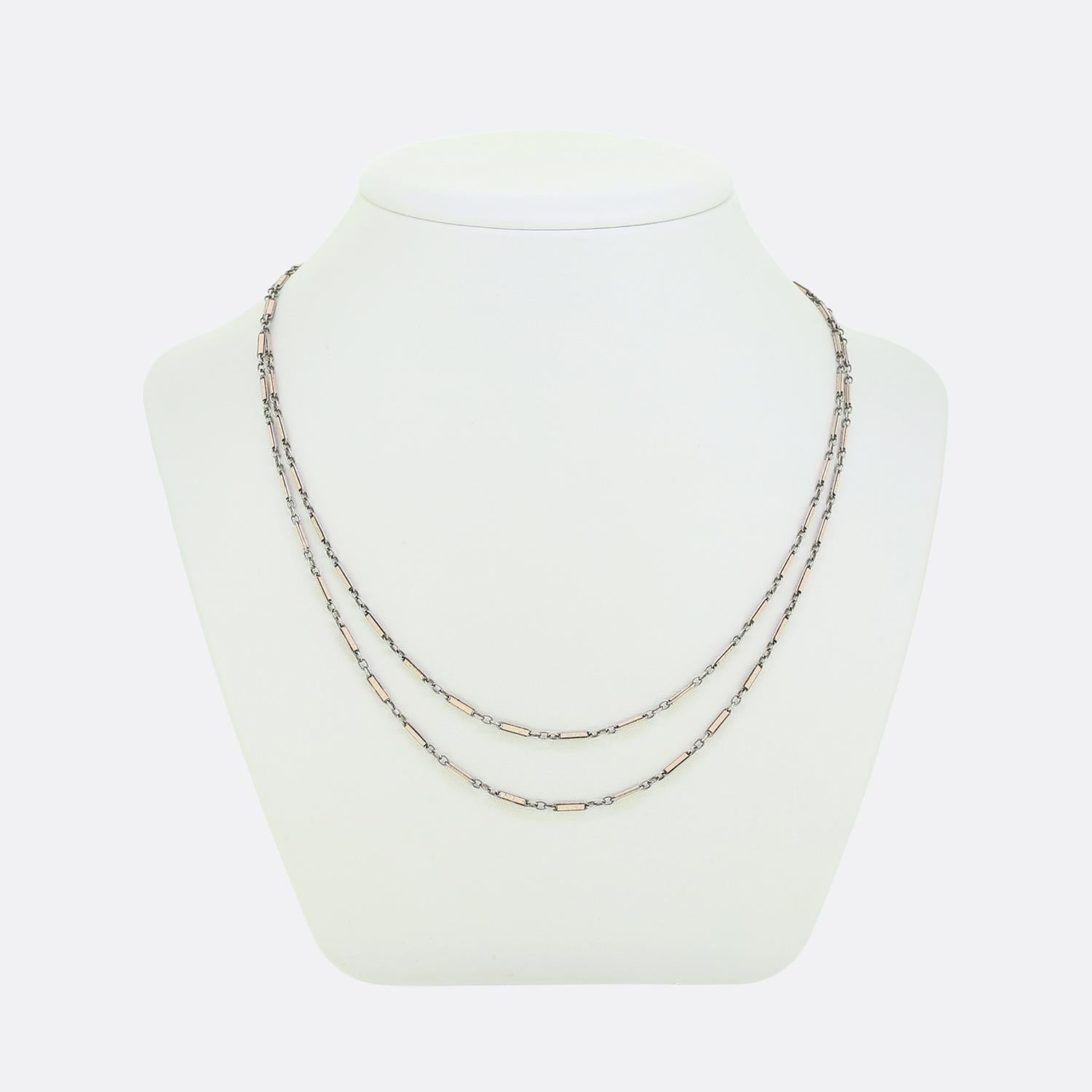 Ecco una straordinaria collana longuard in stile Art Déco. Questo pezzo unico e sovradimensionato è stato realizzato in argento e presenta una vasta gamma di barre smaltate in rosa pastello con decorazioni sottilmente incise per creare un design