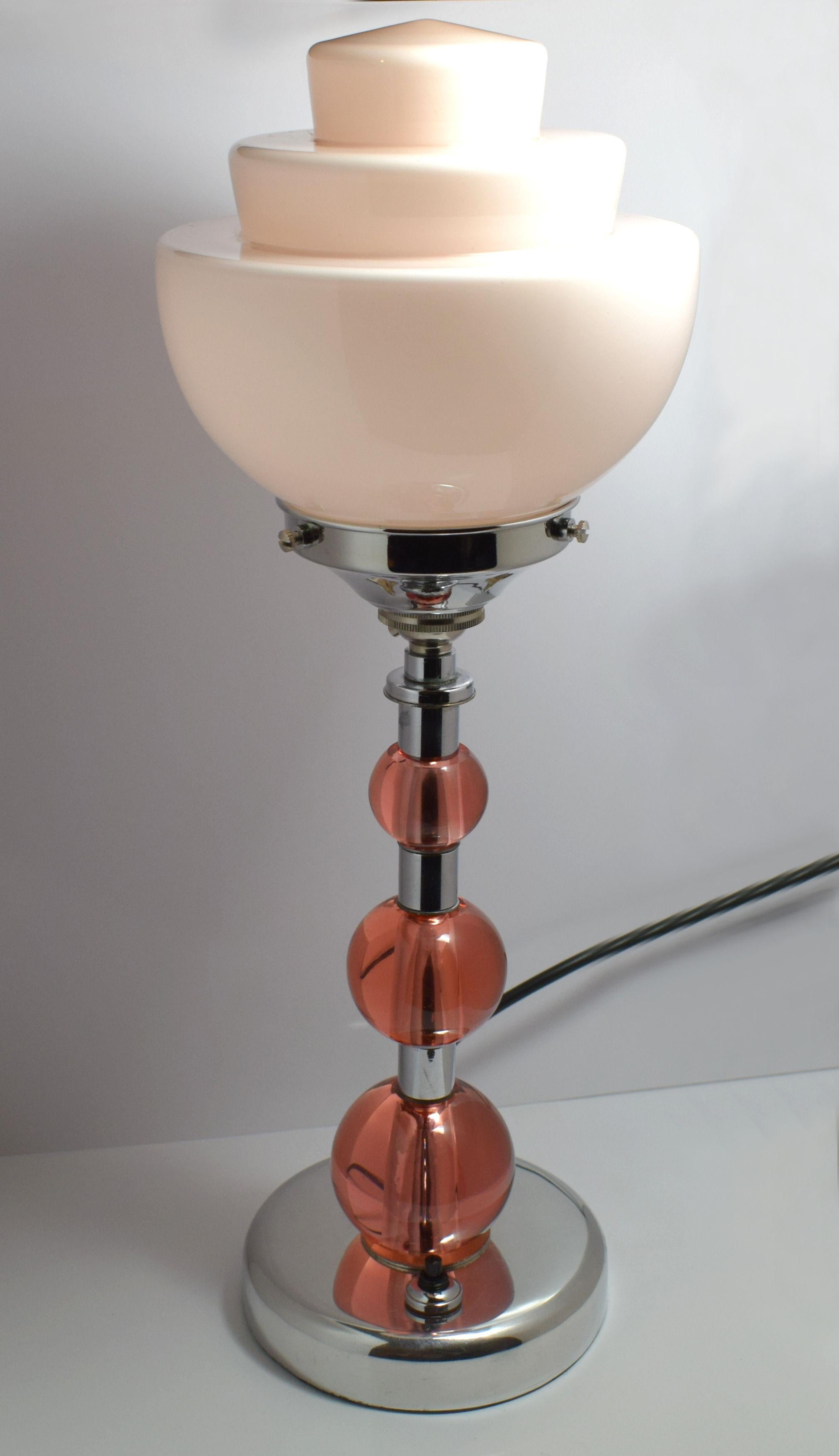 Original Art-Déco-Lampe aus den 1930er Jahren. Diese wunderbare Lampe zeigt drei rosa Glaskugeln in abgestufter Größe auf einer verchromten Säule, Basis und Galerie. Ein zartrosa, dreistufiger Glasschirm vervollständigt diese Lampe perfekt. Der