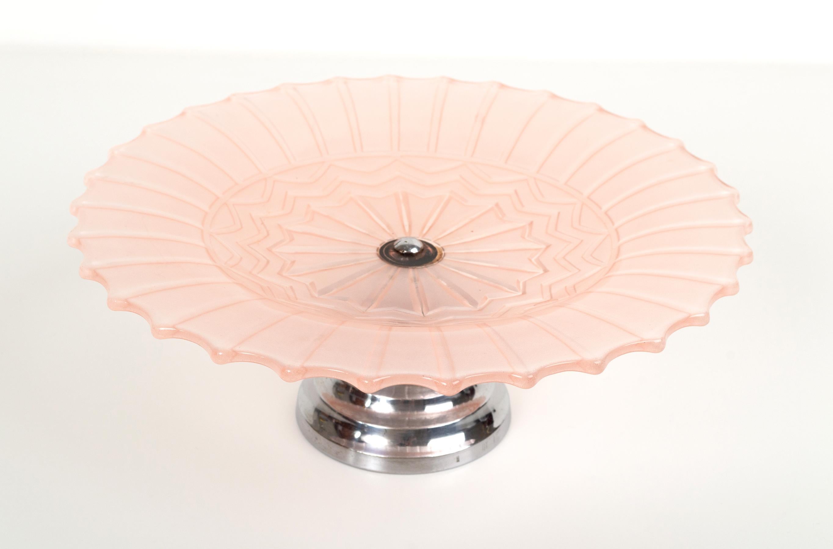 Art Deco pink glass & chrome cake stand platter, England, C.1930.
Presented in very good condition, commensurate of age.