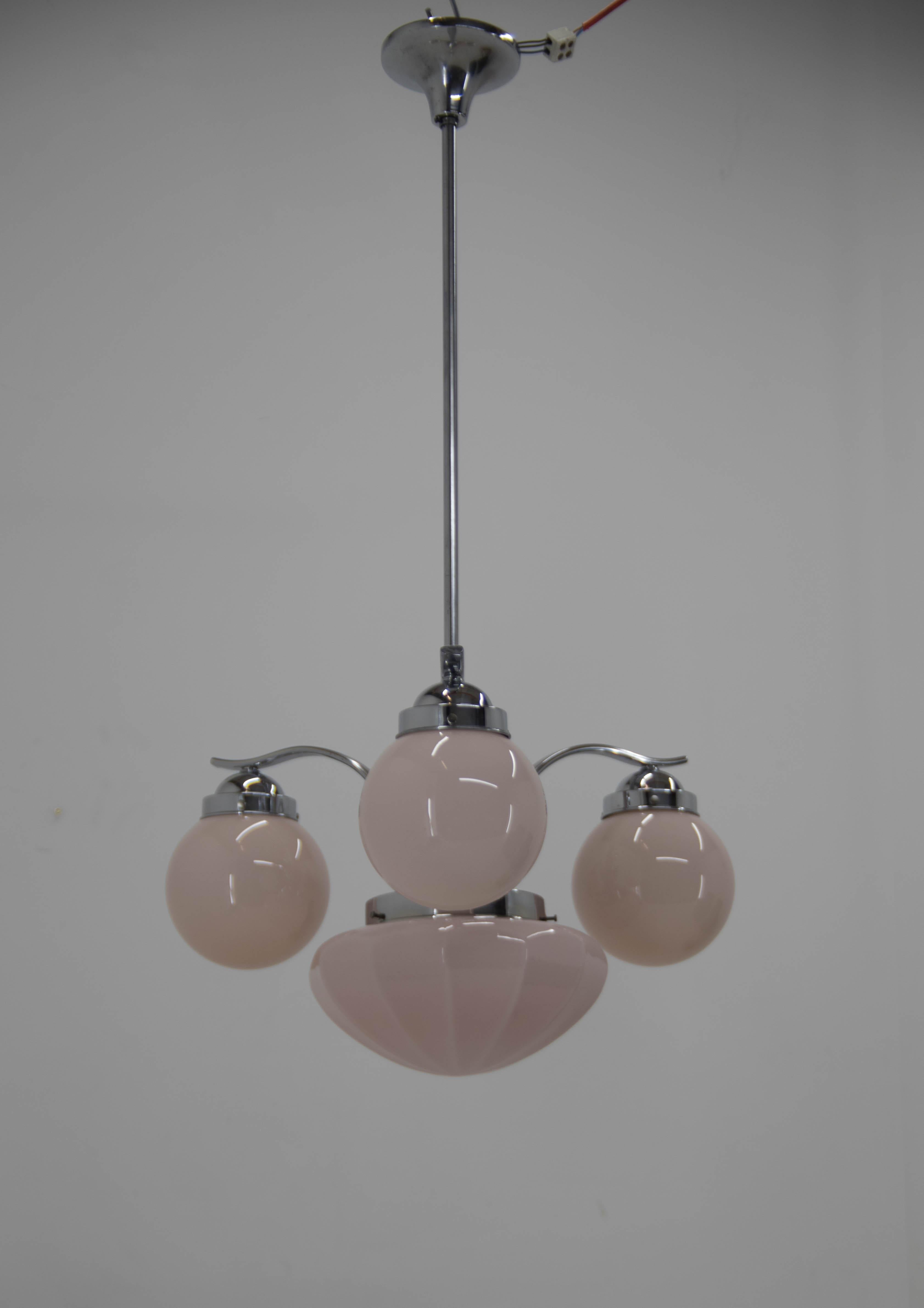 Elegant pink glass Art Deco chandelier.
Restored: chrome polished
Rewired: two separate circuits - 3+1x40W, E25-E27 bulbs
Height could be shortened on request.
US wiring compatible.