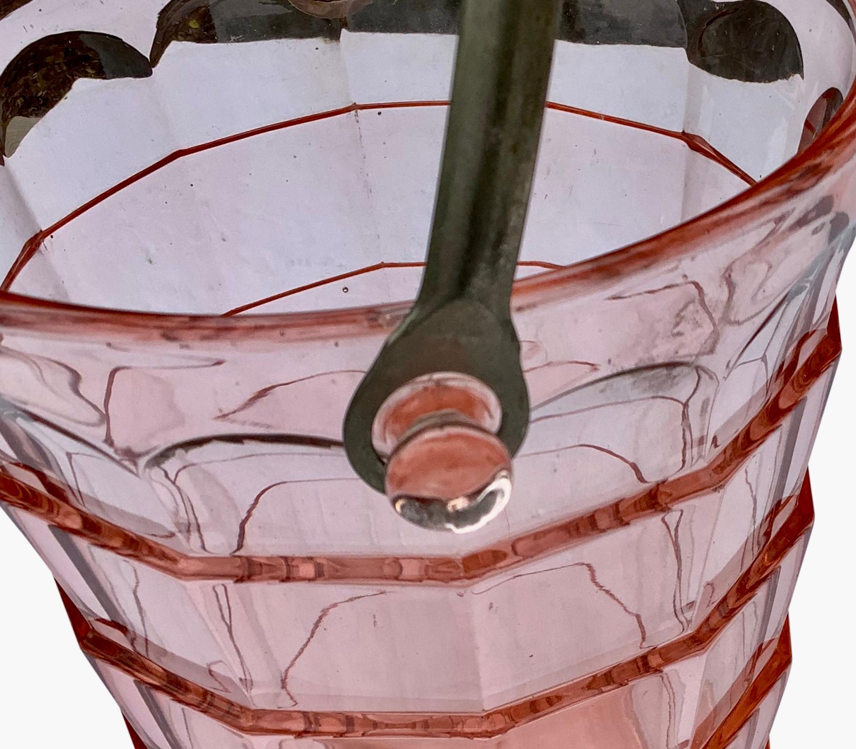 Rosafarbener Eiskübel aus Glas mit gestuftem, facettiertem Design und vernickeltem Henkel in sehr gutem Vintage-Zustand aus der Zeit des Art déco.

