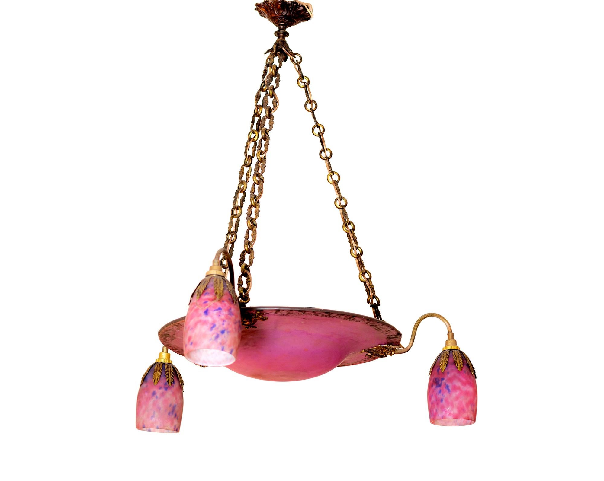 Metallo Lampadario a sospensione in vetro rosa Art Deco di Daum, 20° secolo in vendita