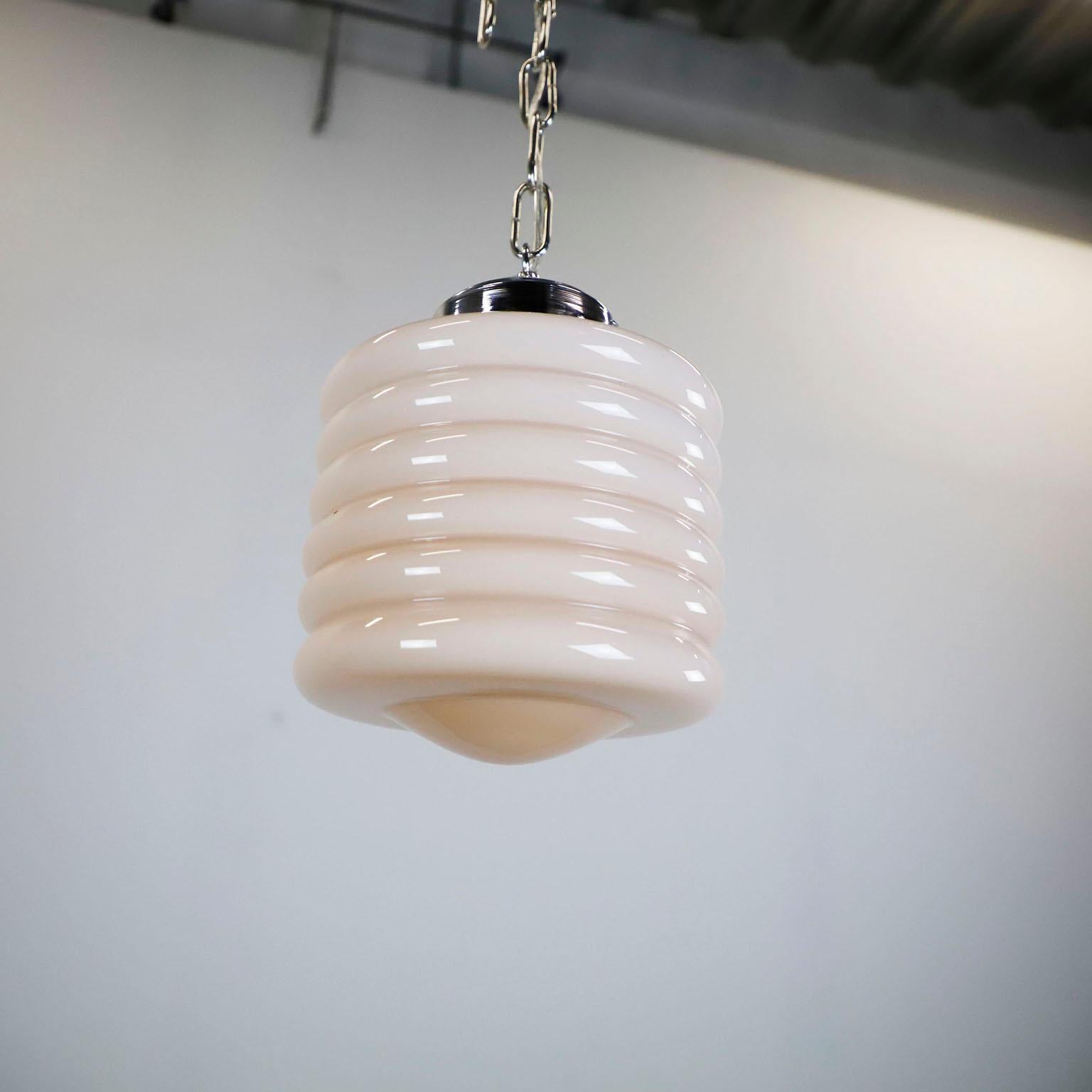 Circa 1950. Offriamo questa lampada a sospensione in vetro rosa Art Deco. L'intero impianto elettrico è nuovo e funziona perfettamente.