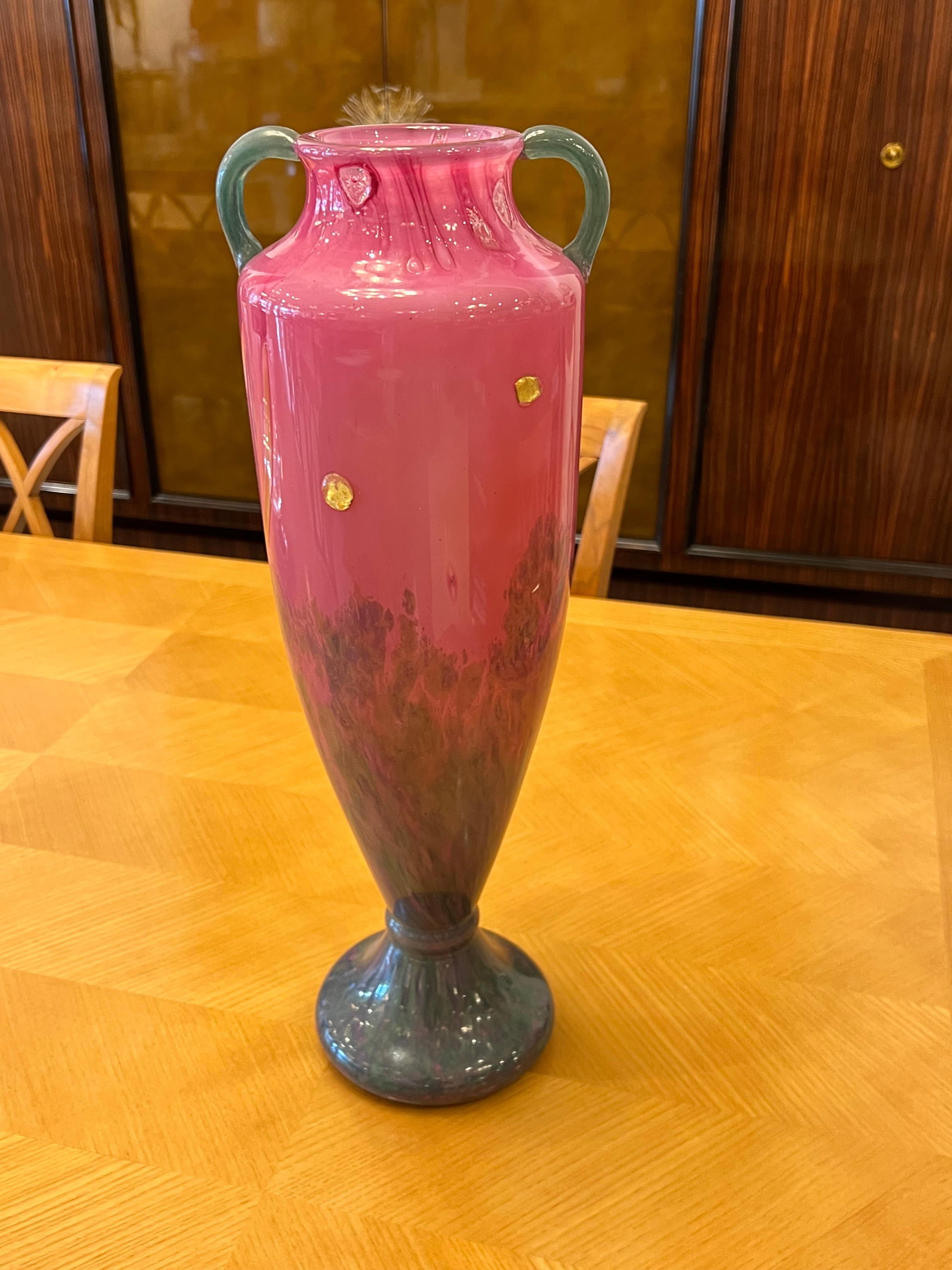 Vase en verre rose de teinte Art Déco avec des accents de couleur vert jade et des applications dorées. 
Fabriqué en France.
Circa : 1925.