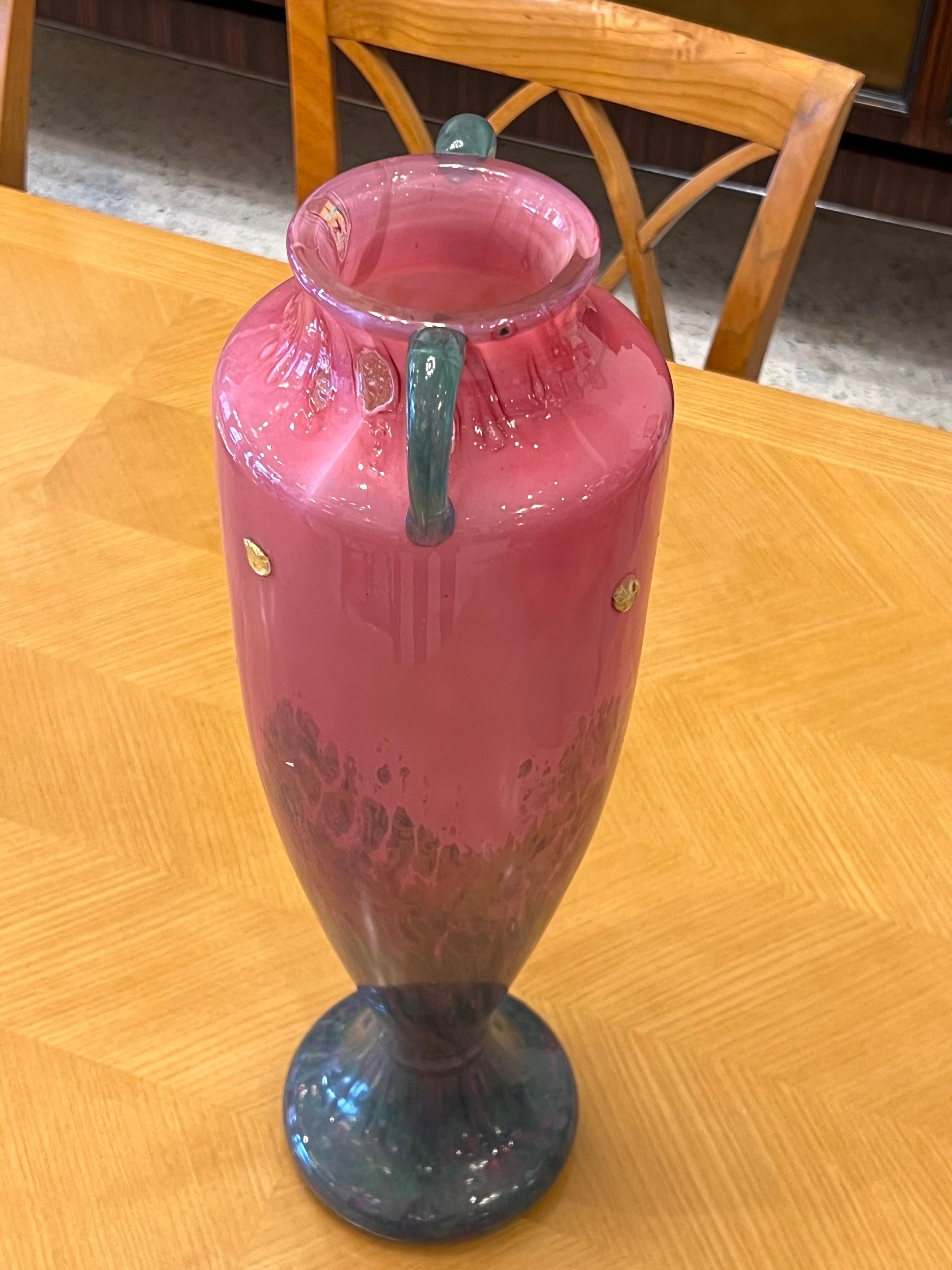 Français Vase en verre rose Art Déco par Daum en vente