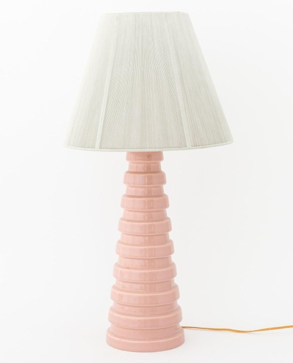 Coppia di lampade da tavolo in ceramica smaltata rosa pallido Art Deco, con paralumi in corda verde più tardi. 27,75