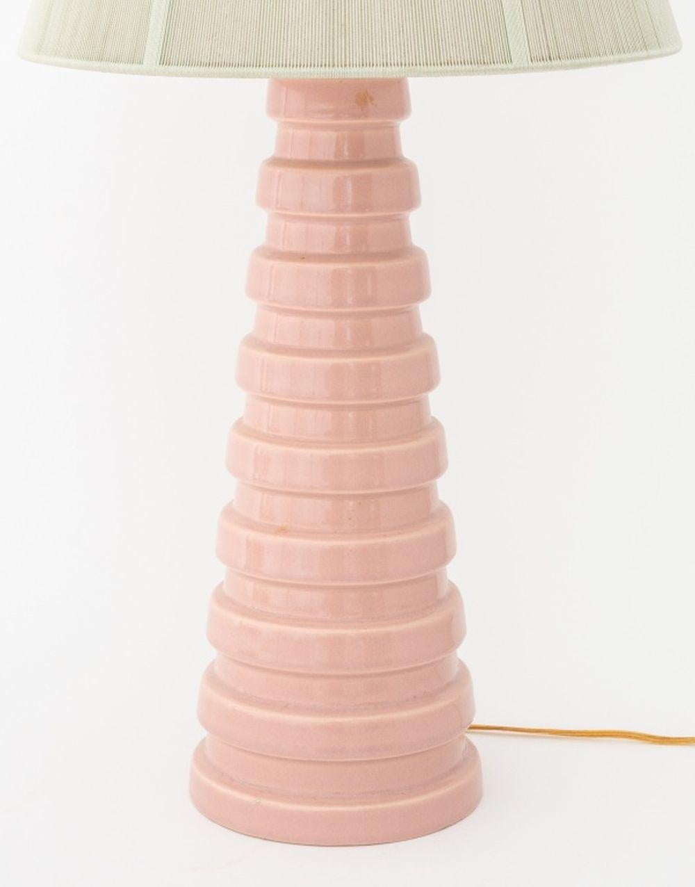 Lampade da tavolo in ceramica smaltata rosa Art Déco, coppia In condizioni buone in vendita a Astoria, NY